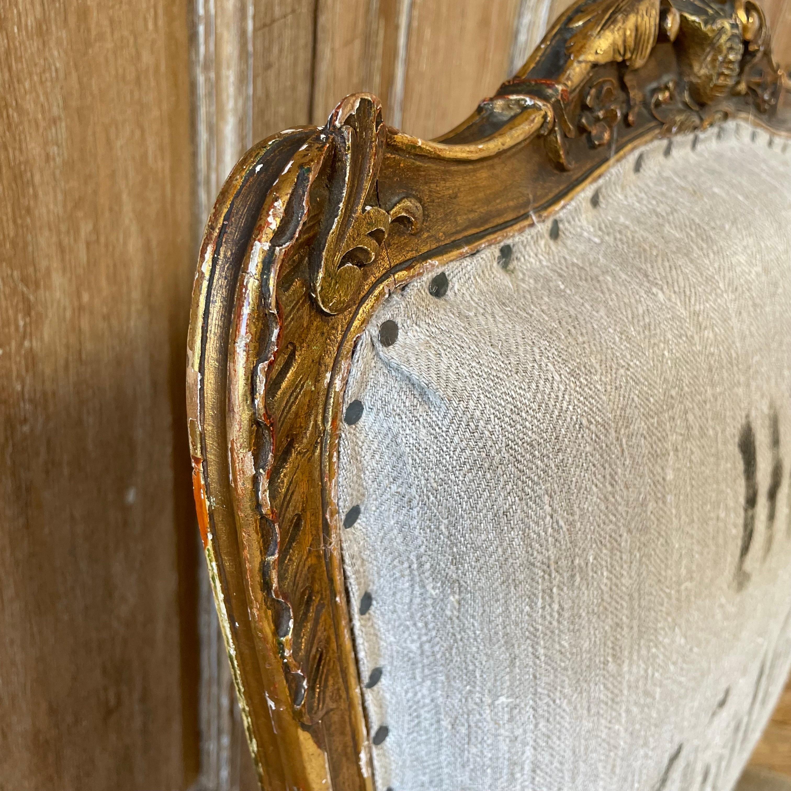 Chaise d'appoint ancienne en bois doré de style Louis XV en lin français ancien en vente 5