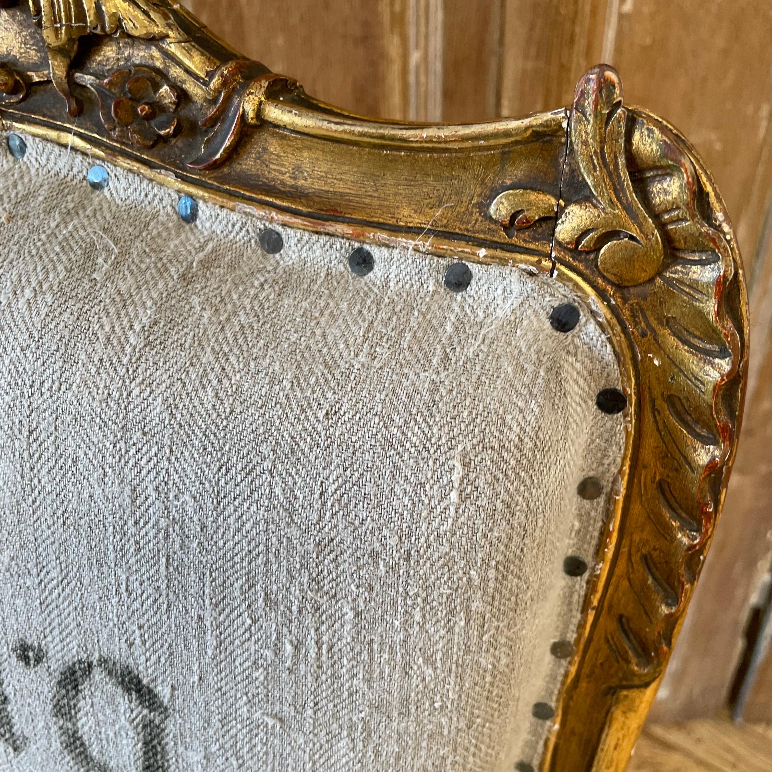 Chaise d'appoint ancienne en bois doré de style Louis XV en lin français ancien en vente 6