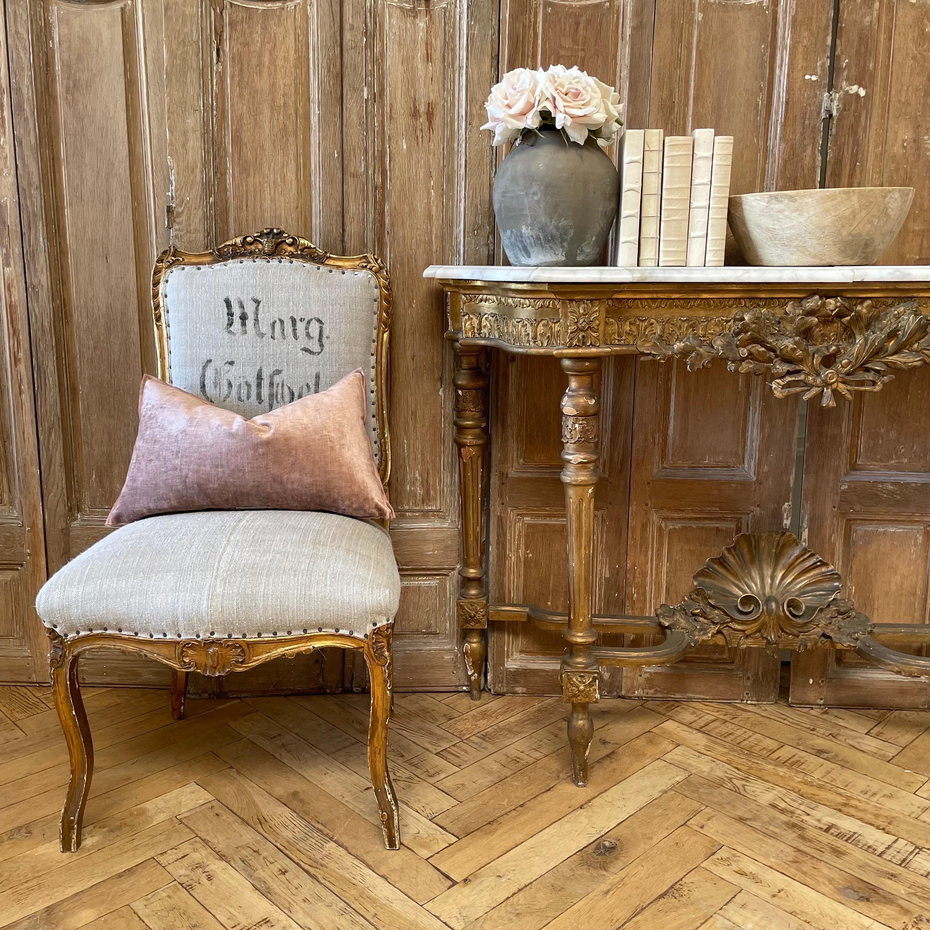 Chaise ancienne en bois doré de style Louis XV français avec rembourrage sur mesure en sac de grain européen vintage avec estampillage original.  La finition en bois doré est d'origine avec de subtiles éraflures et altérations.
Lin lourd de couleur