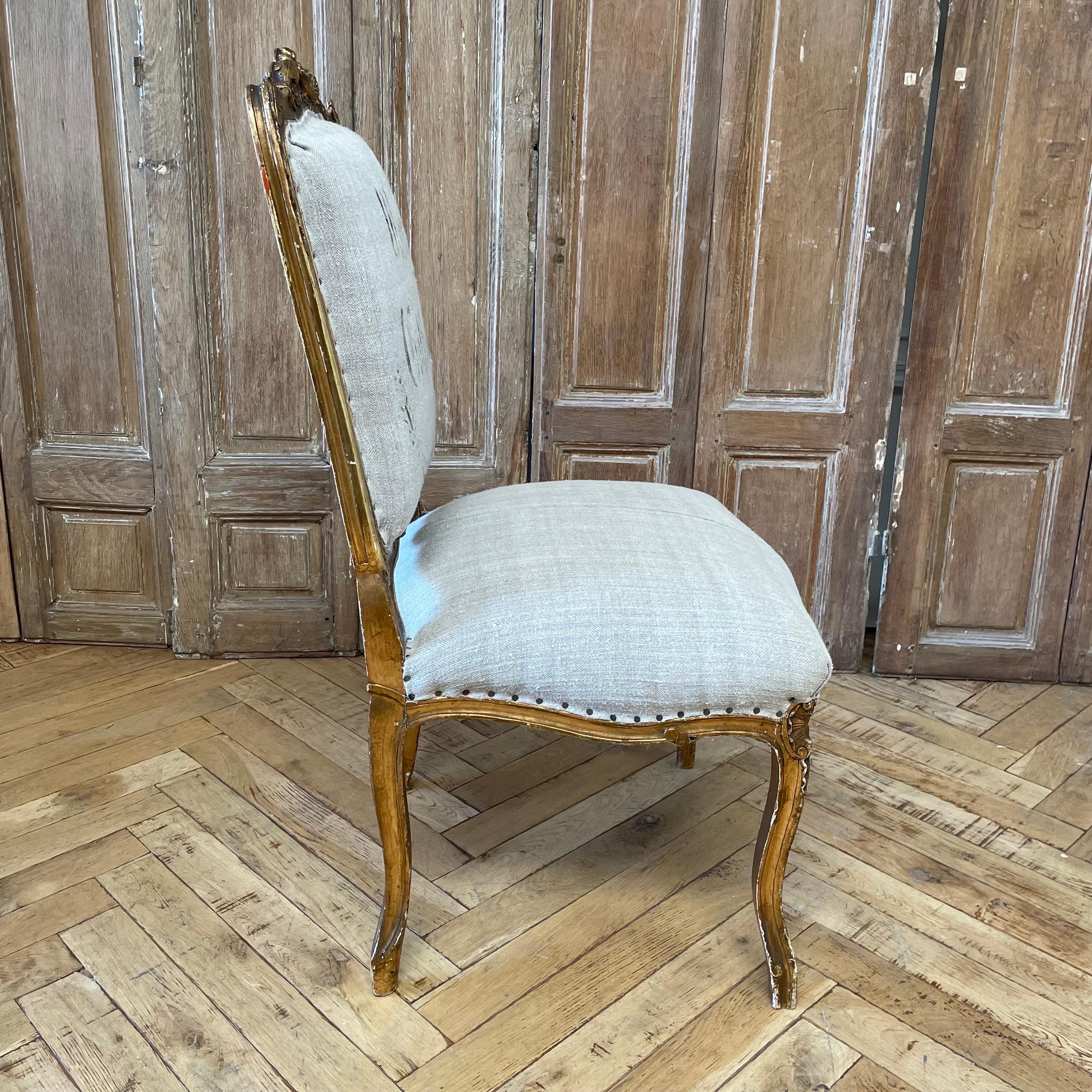 XIXe siècle Chaise d'appoint ancienne en bois doré de style Louis XV en lin français ancien en vente