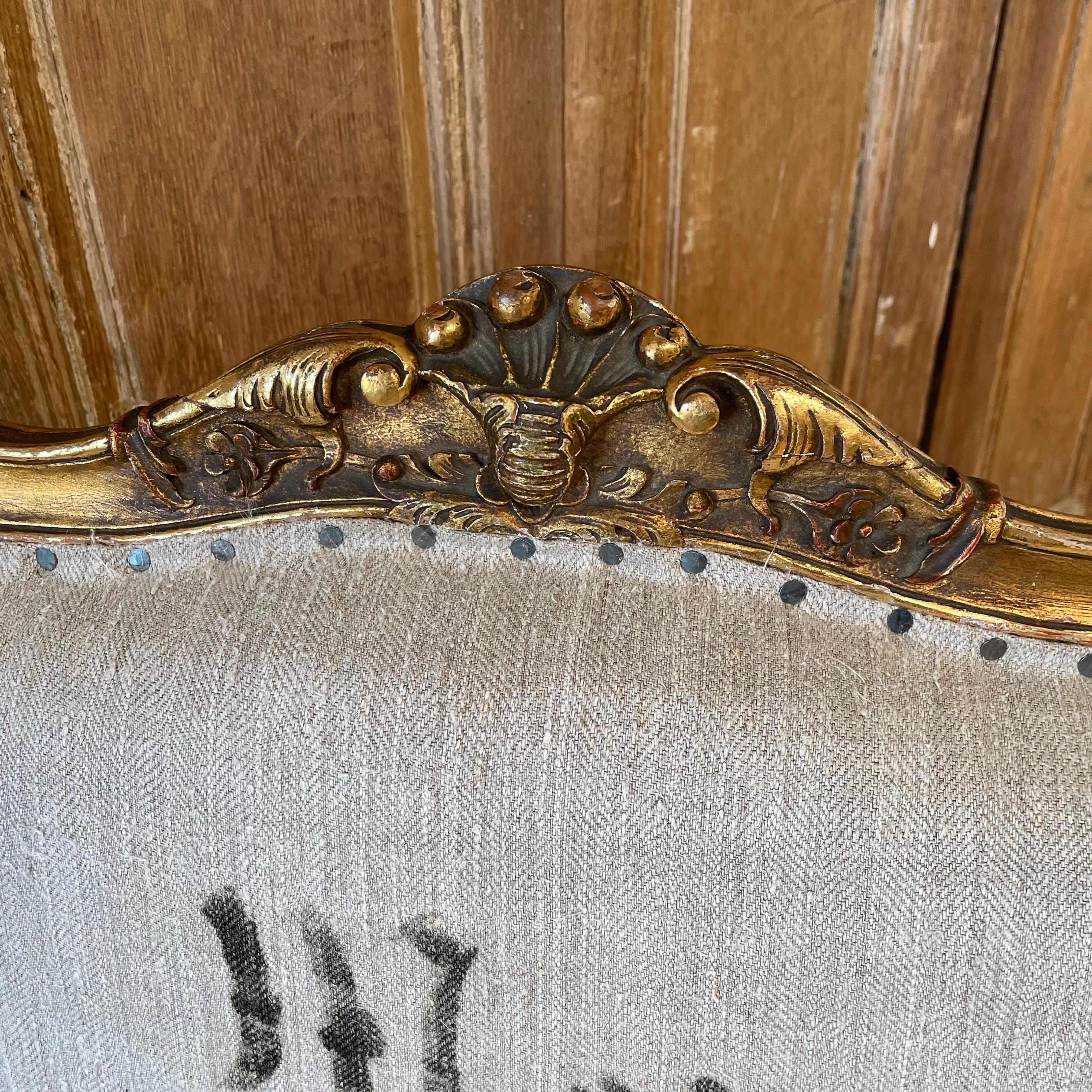 Lin Chaise d'appoint ancienne en bois doré de style Louis XV en lin français ancien en vente