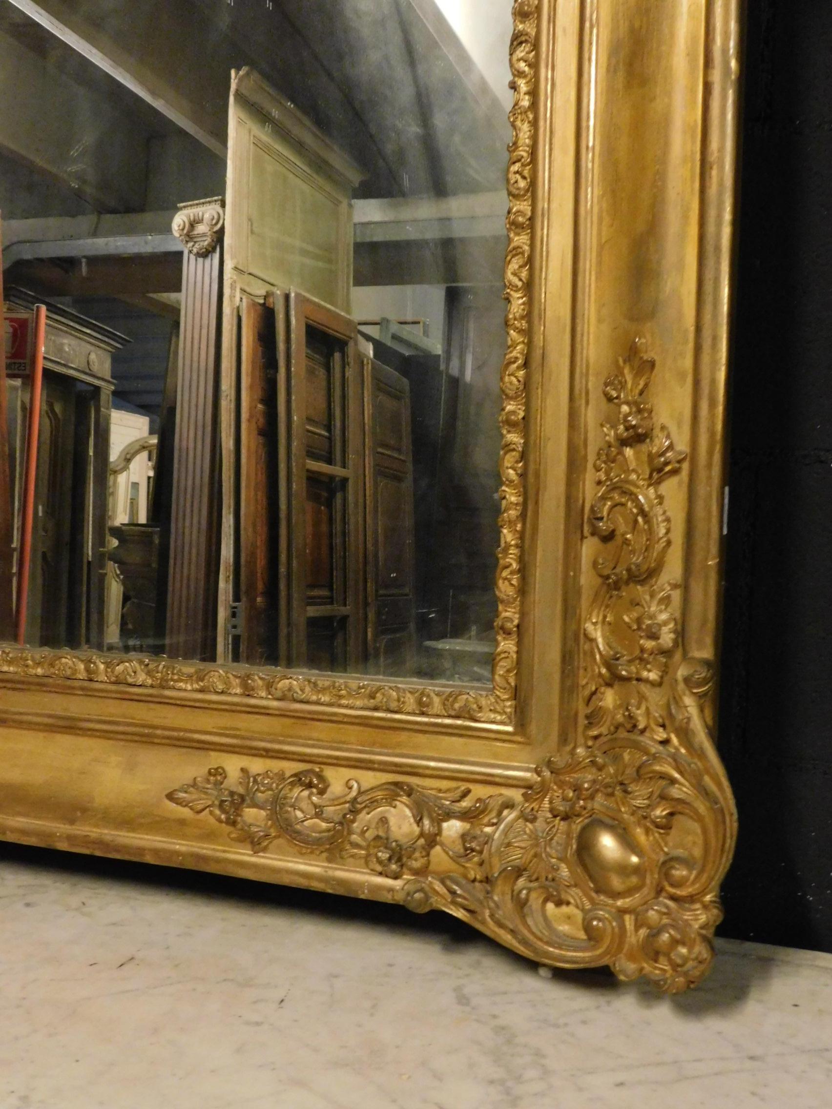 Antique Giltwood Mirror with Large Carved Molding, Italy, 1800 In Good Condition In Cuneo, Italy (CN)