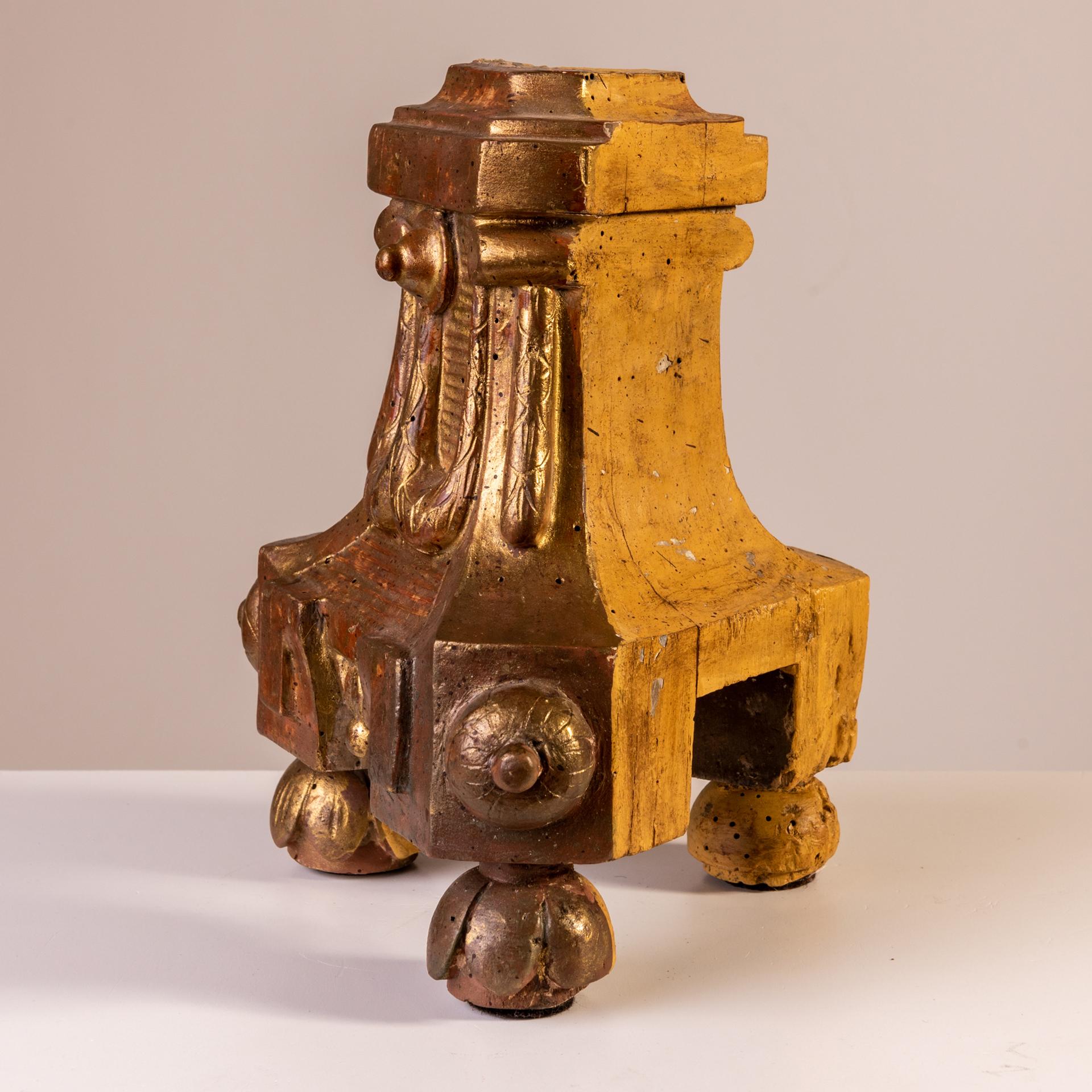 Antique Gilt Wooden Base Louis XVI In Excellent Condition For Sale In Alessandria, Piemonte