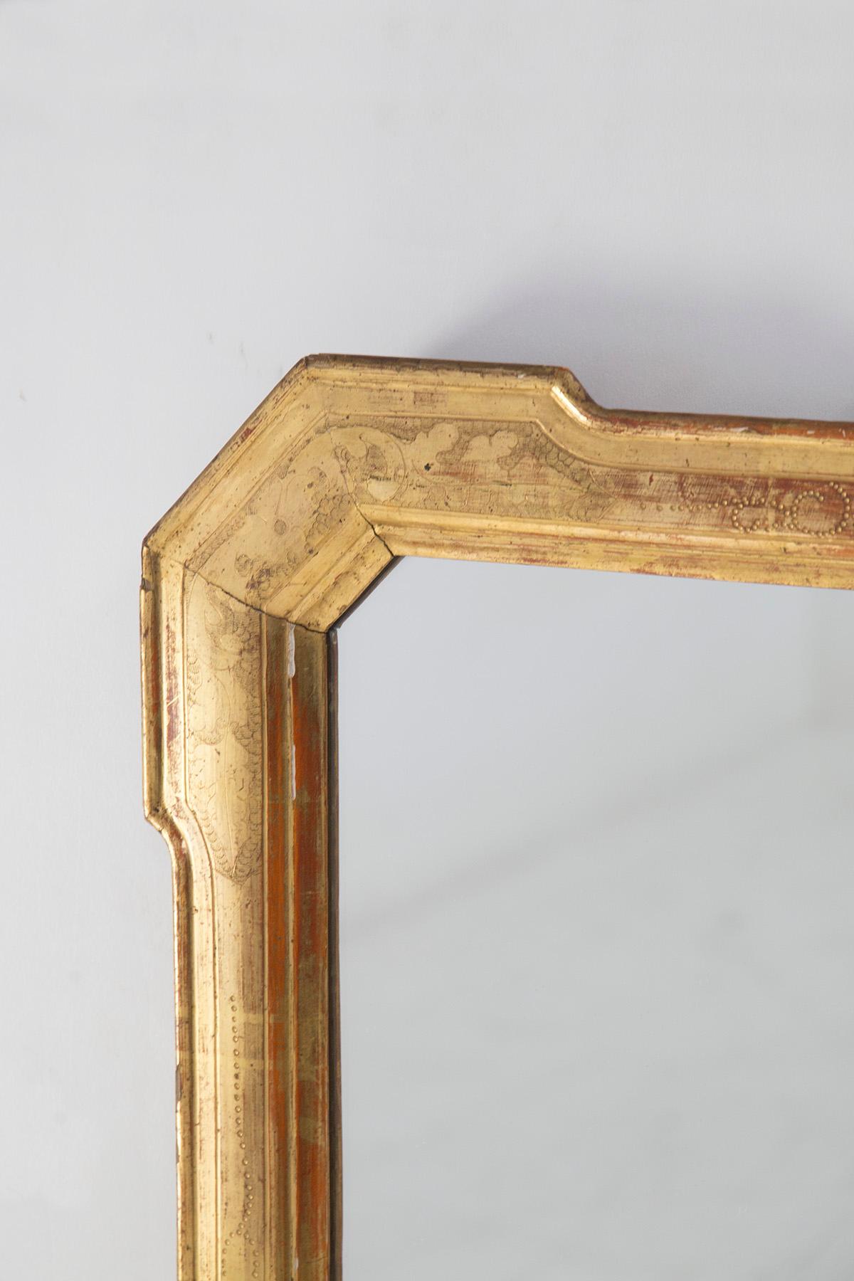 Splendid antique mirror dating from the 19th century, of fine French manufacture.
The mirror is a very beautiful and simple wall mirror with a very beautiful gilded wooden frame.
Its shape is rectangular, but the peculiarity lies in the