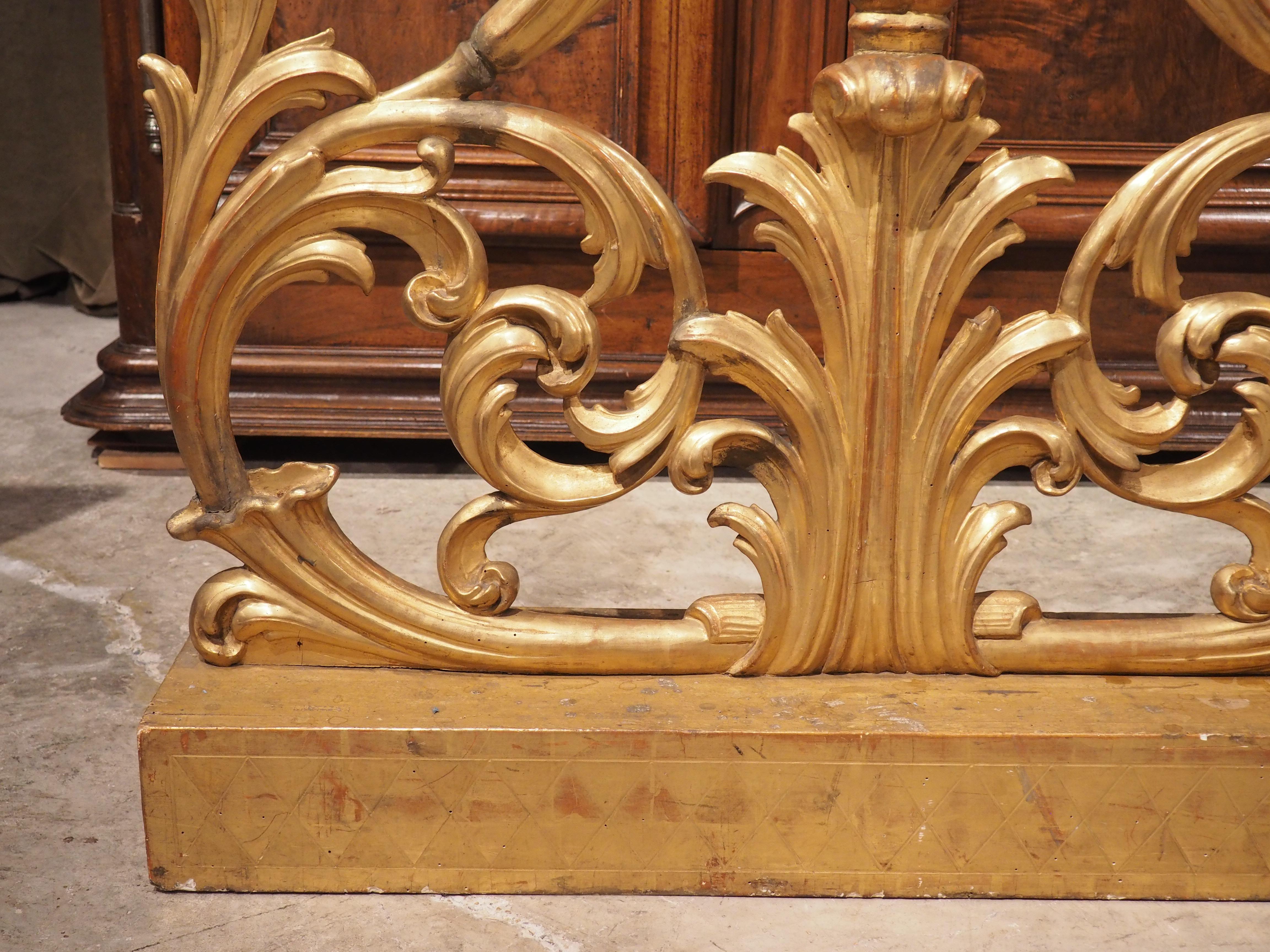 Antiker Altarkandelaber aus vergoldetem Holz aus der Toskana, um 1800 (Handgeschnitzt) im Angebot