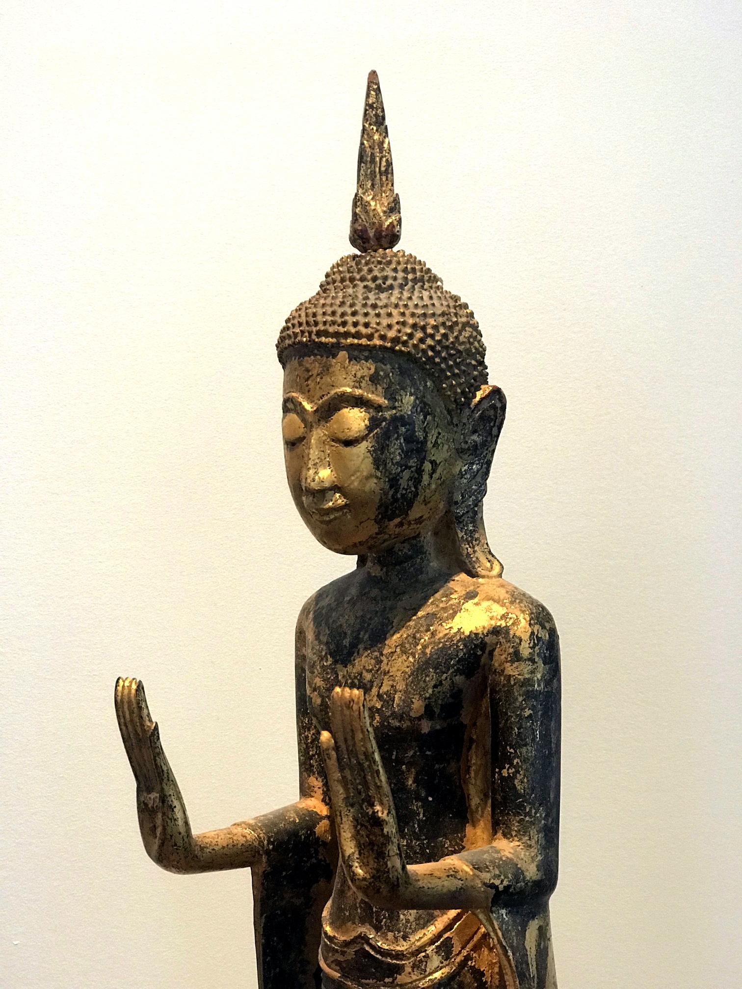 Antike Buddha-Statue aus vergoldetem Holz Südostasien im Angebot 4