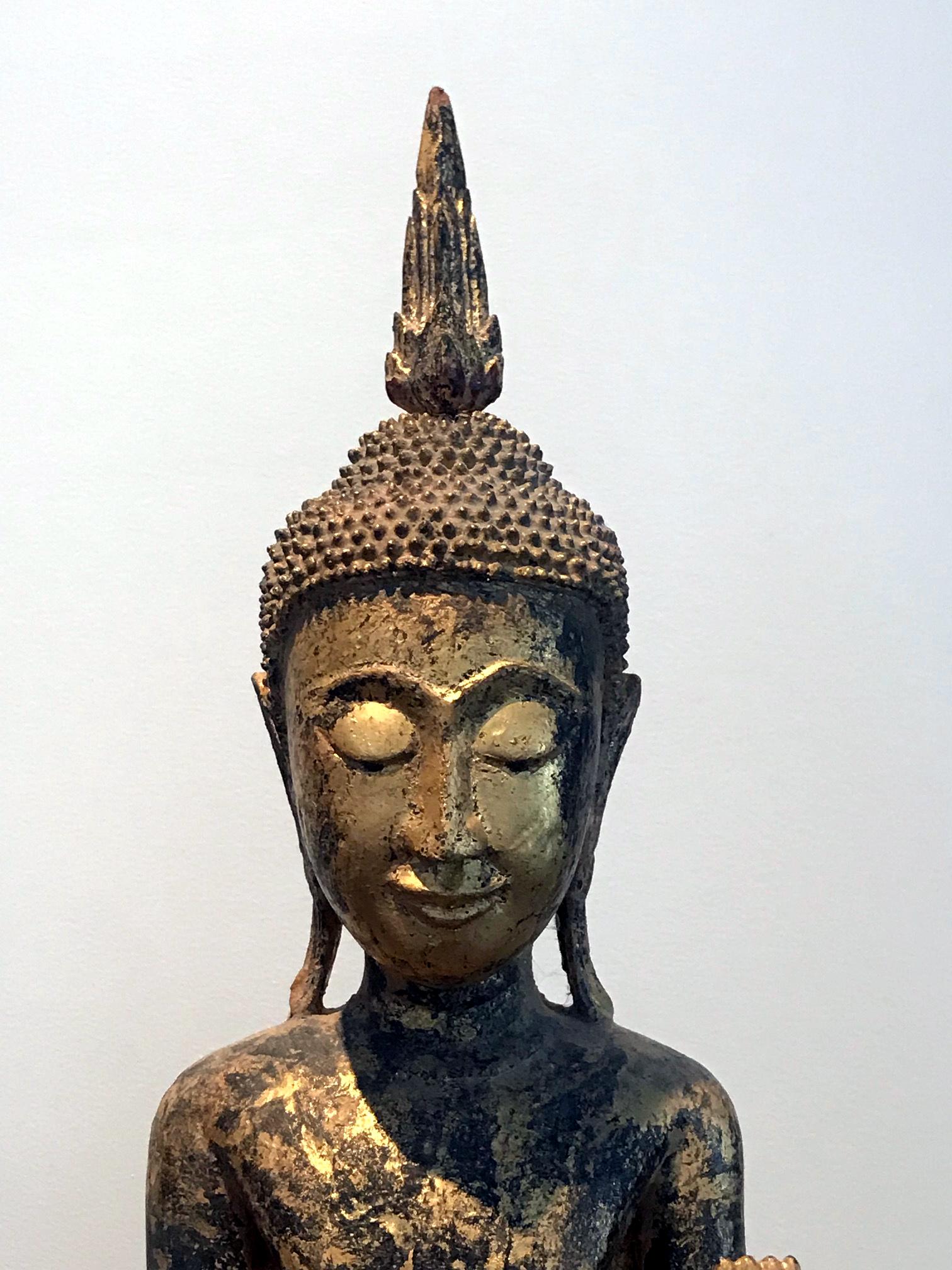 Antike Buddha-Statue aus vergoldetem Holz Südostasien im Angebot 5