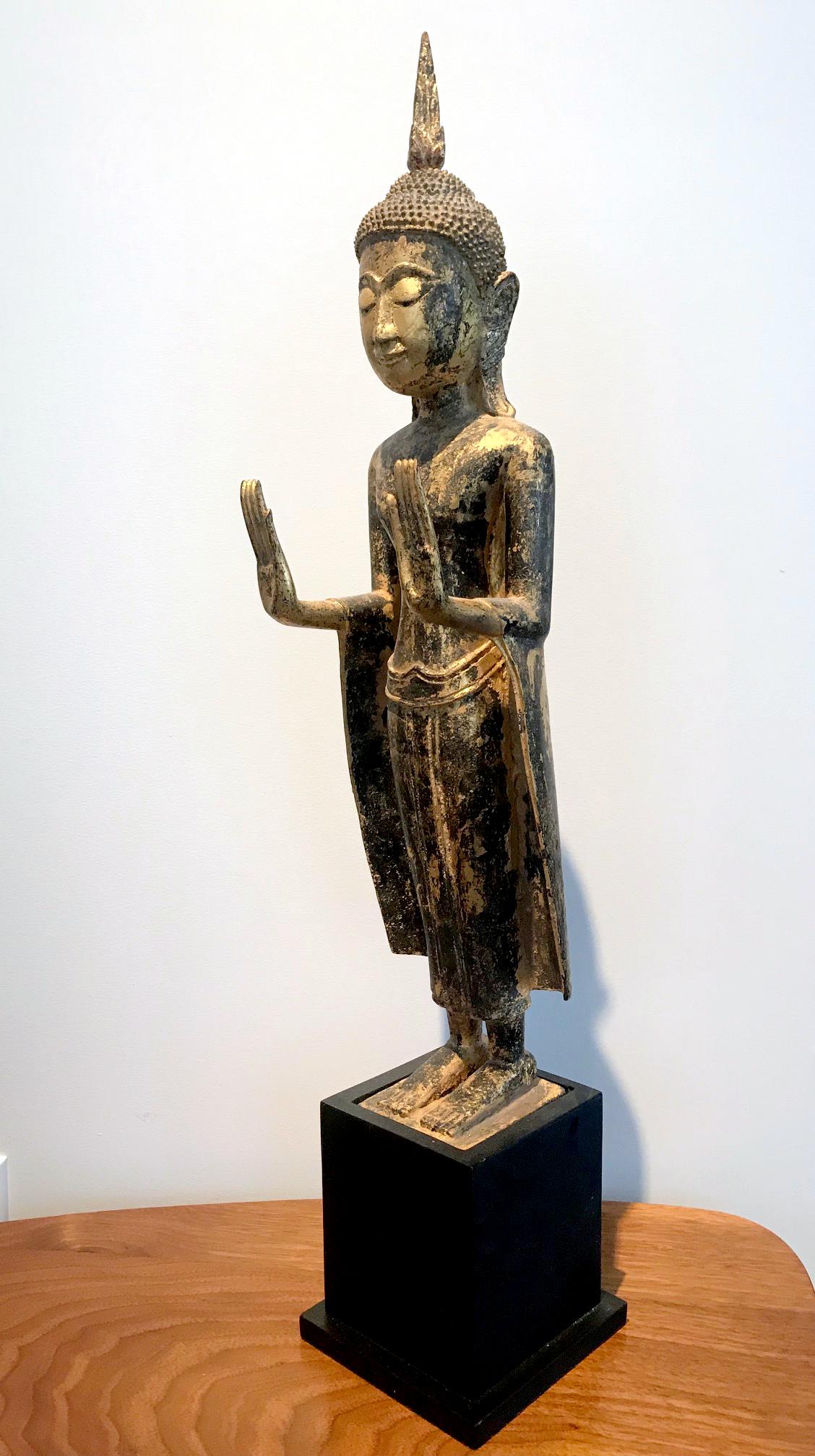 Antike Buddha-Statue aus vergoldetem Holz Südostasien (19. Jahrhundert) im Angebot