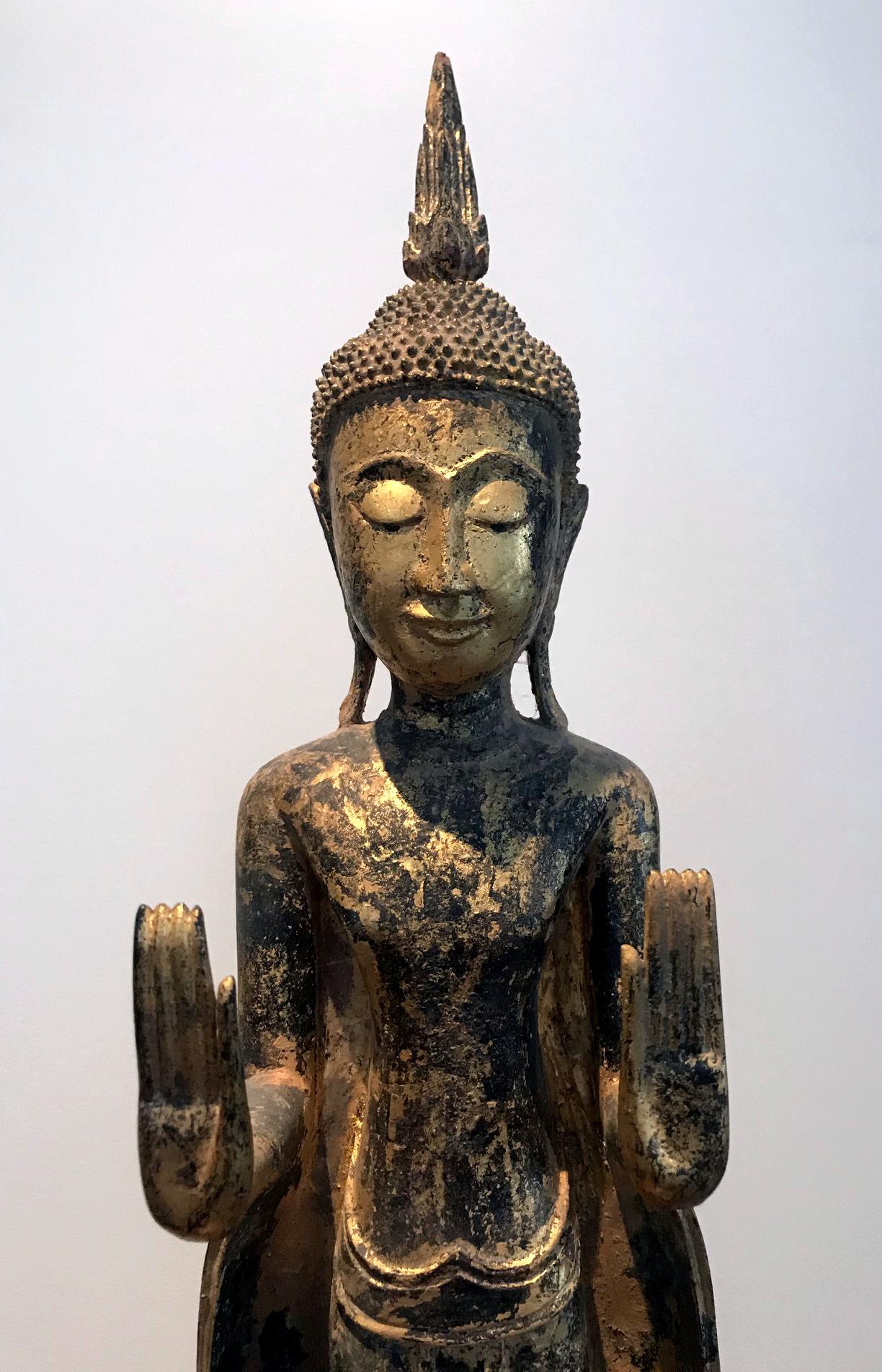 Antike Buddha-Statue aus vergoldetem Holz Südostasien (Blattgold) im Angebot