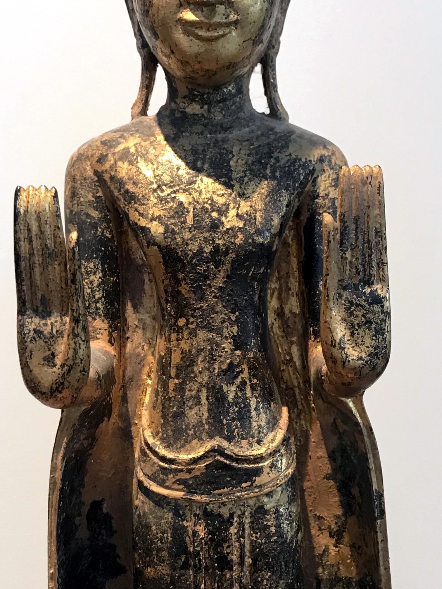 Antike Buddha-Statue aus vergoldetem Holz Südostasien im Angebot 1