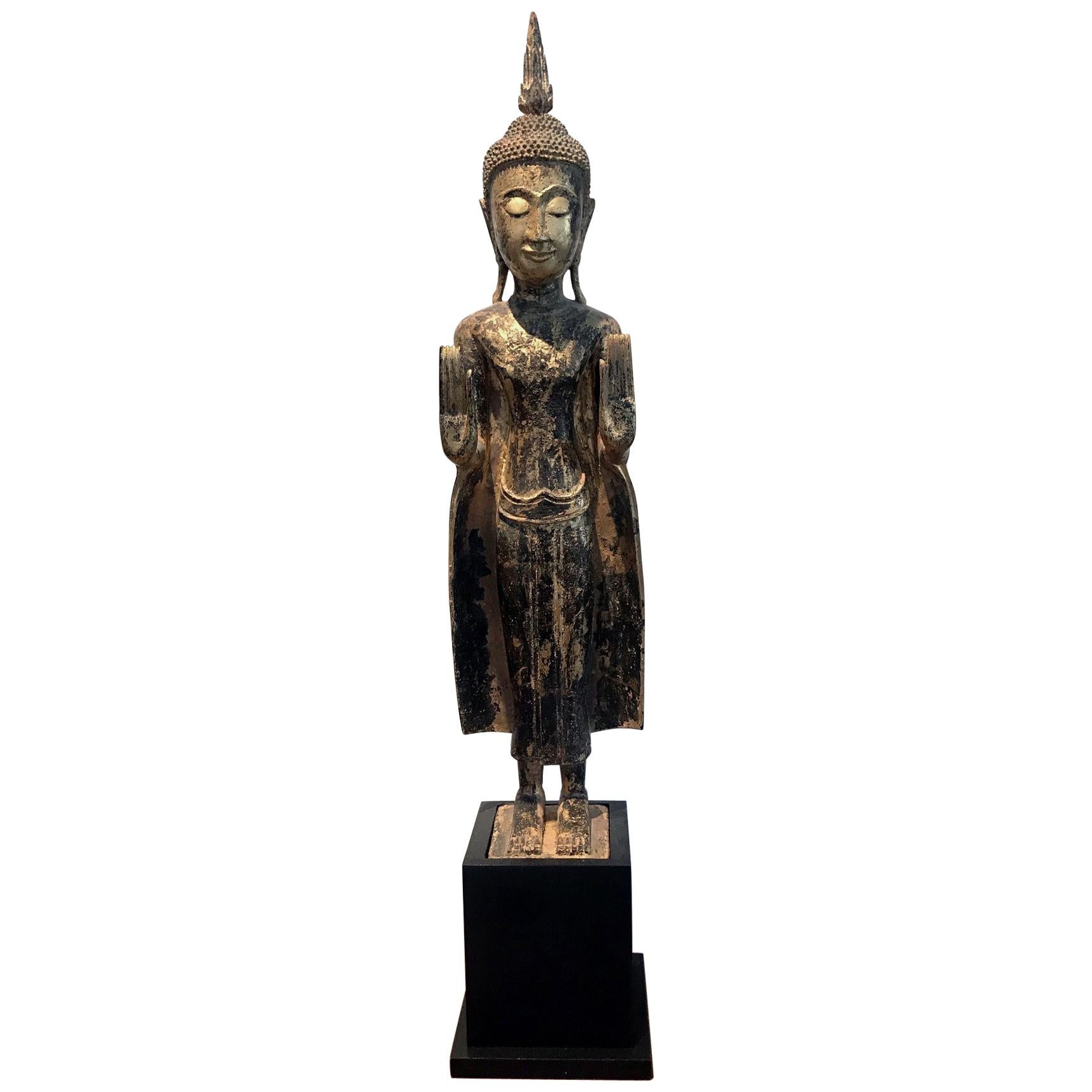 Antike Buddha-Statue aus vergoldetem Holz Südostasien im Angebot