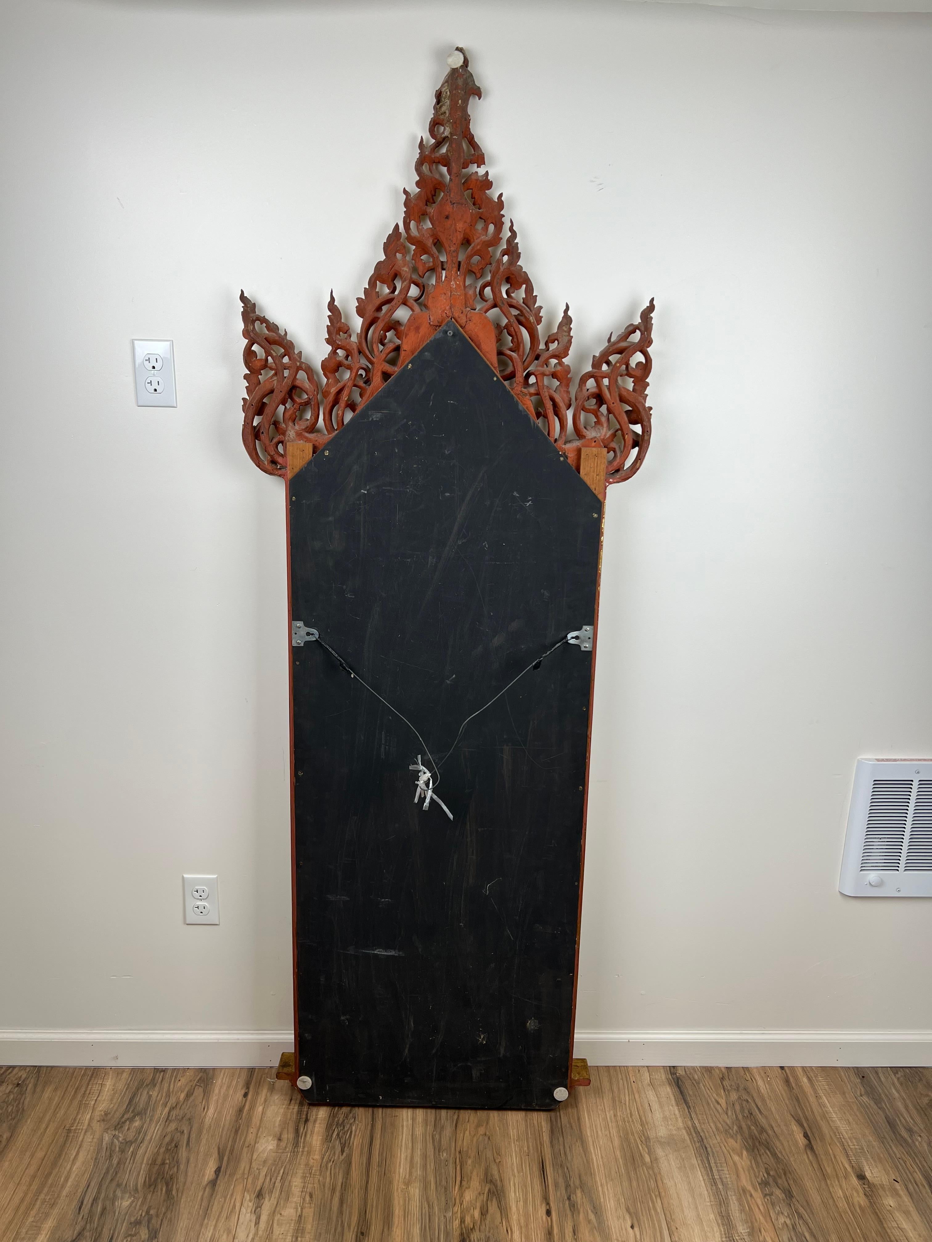Antiguo espejo de madera dorada de Birmania c. Siglo XIX en venta 3