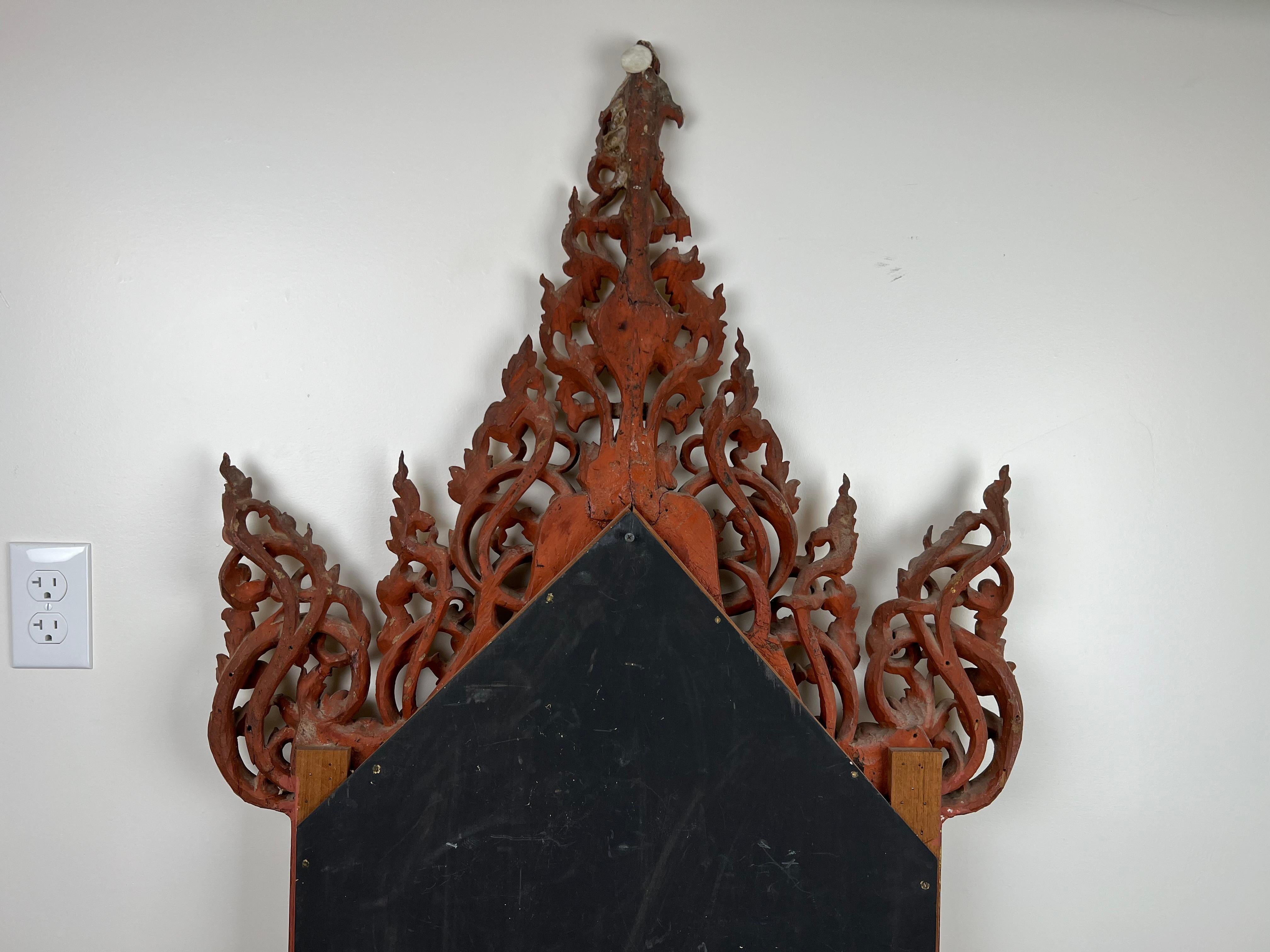 Antiguo espejo de madera dorada de Birmania c. Siglo XIX en venta 4
