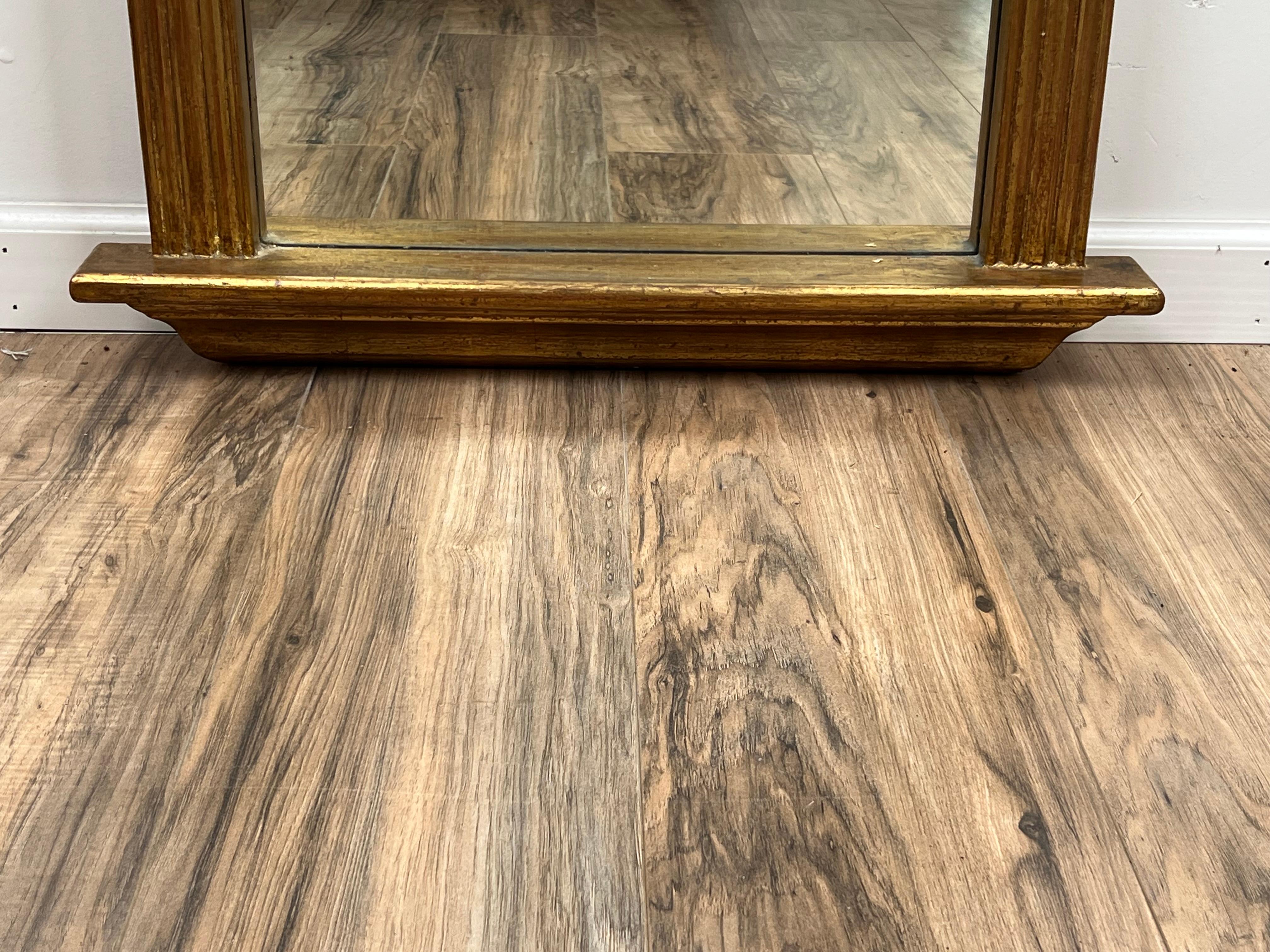 Antiguo espejo de madera dorada de Birmania c. Siglo XIX en venta 1
