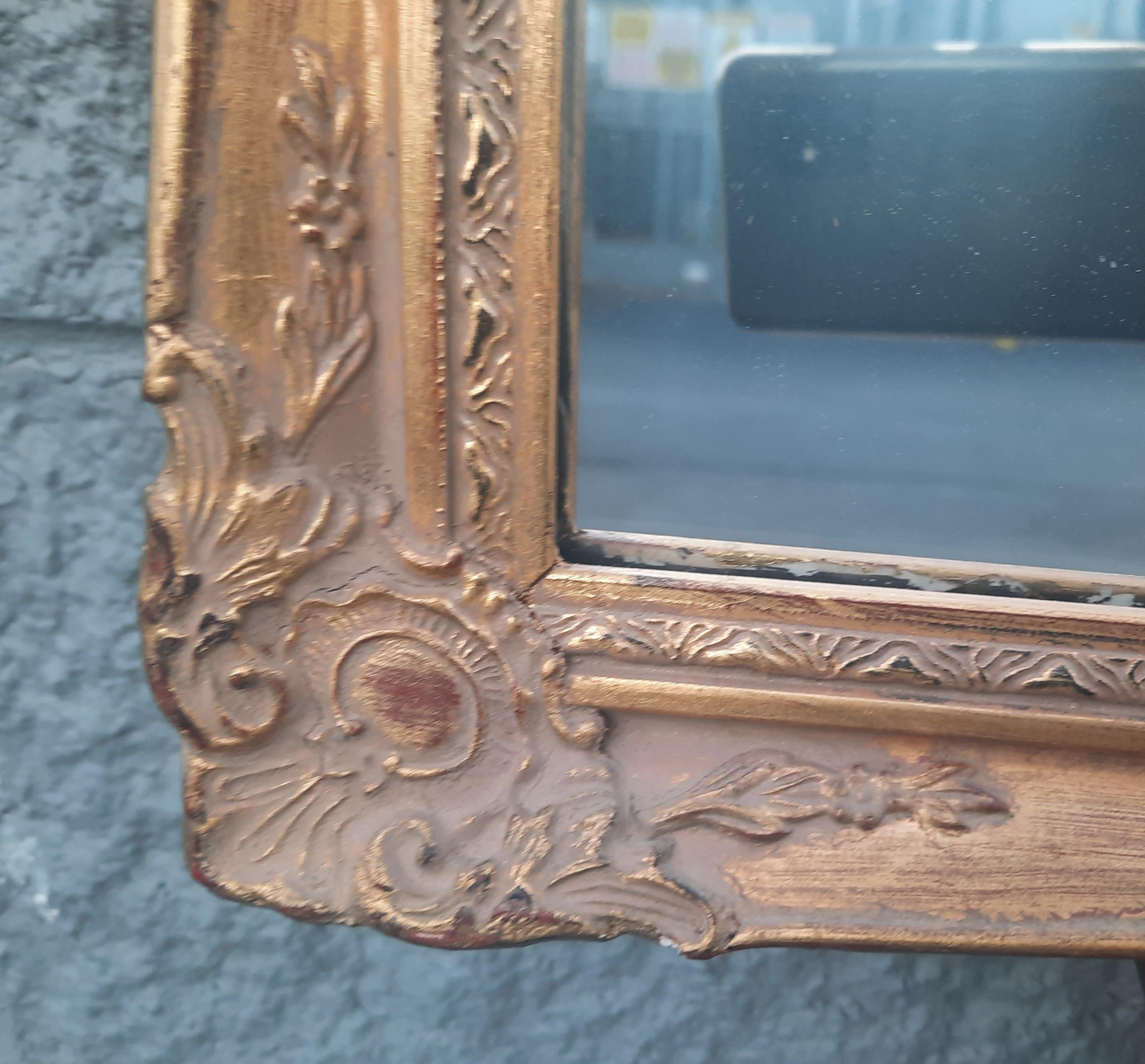 Miroir français ancien à cadre sculpté en bois doré.
Bon état vintage
Mesure 39.5 
