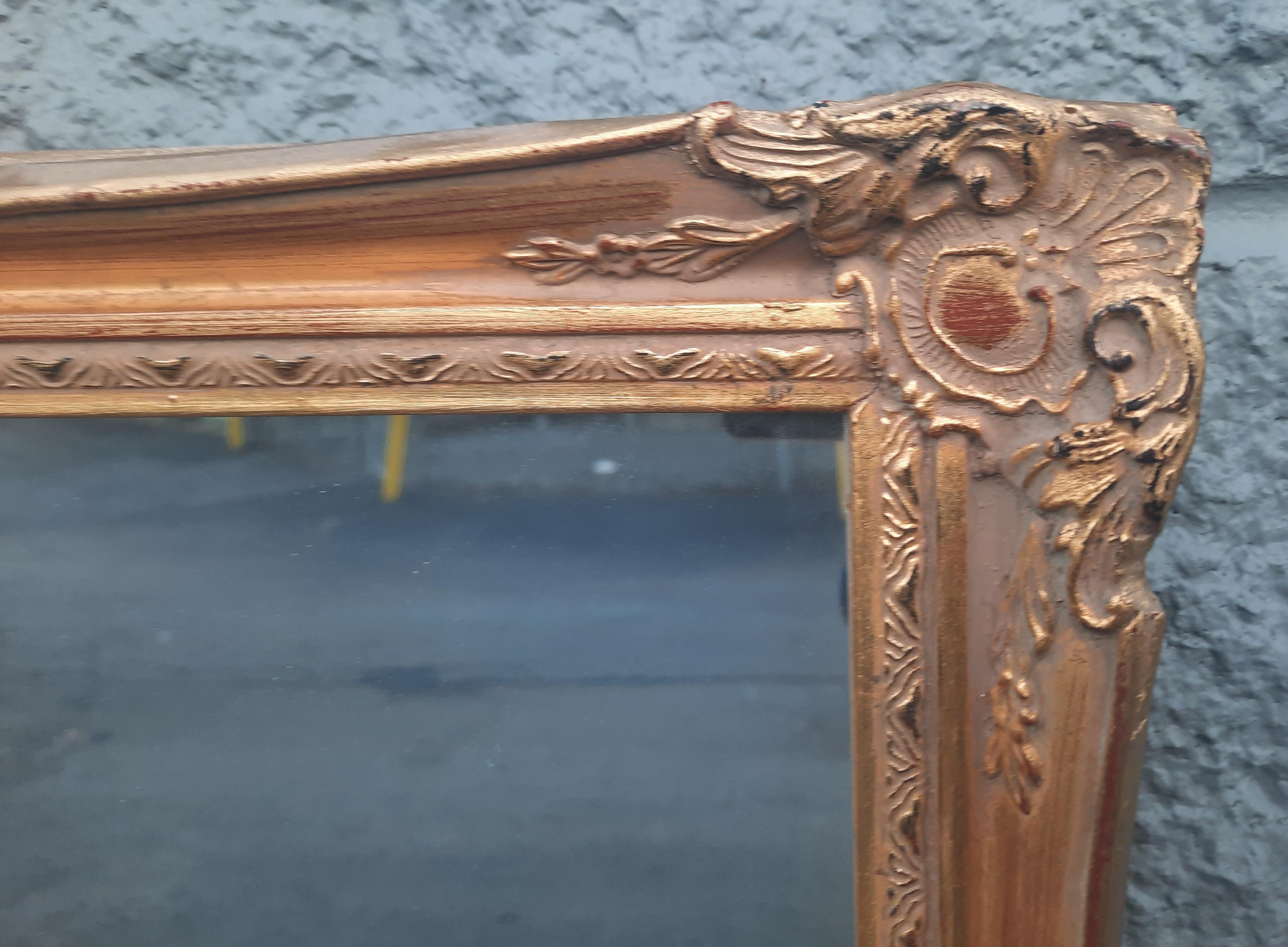 Américain Miroir français ancien à cadre en bois doré sculpté en vente