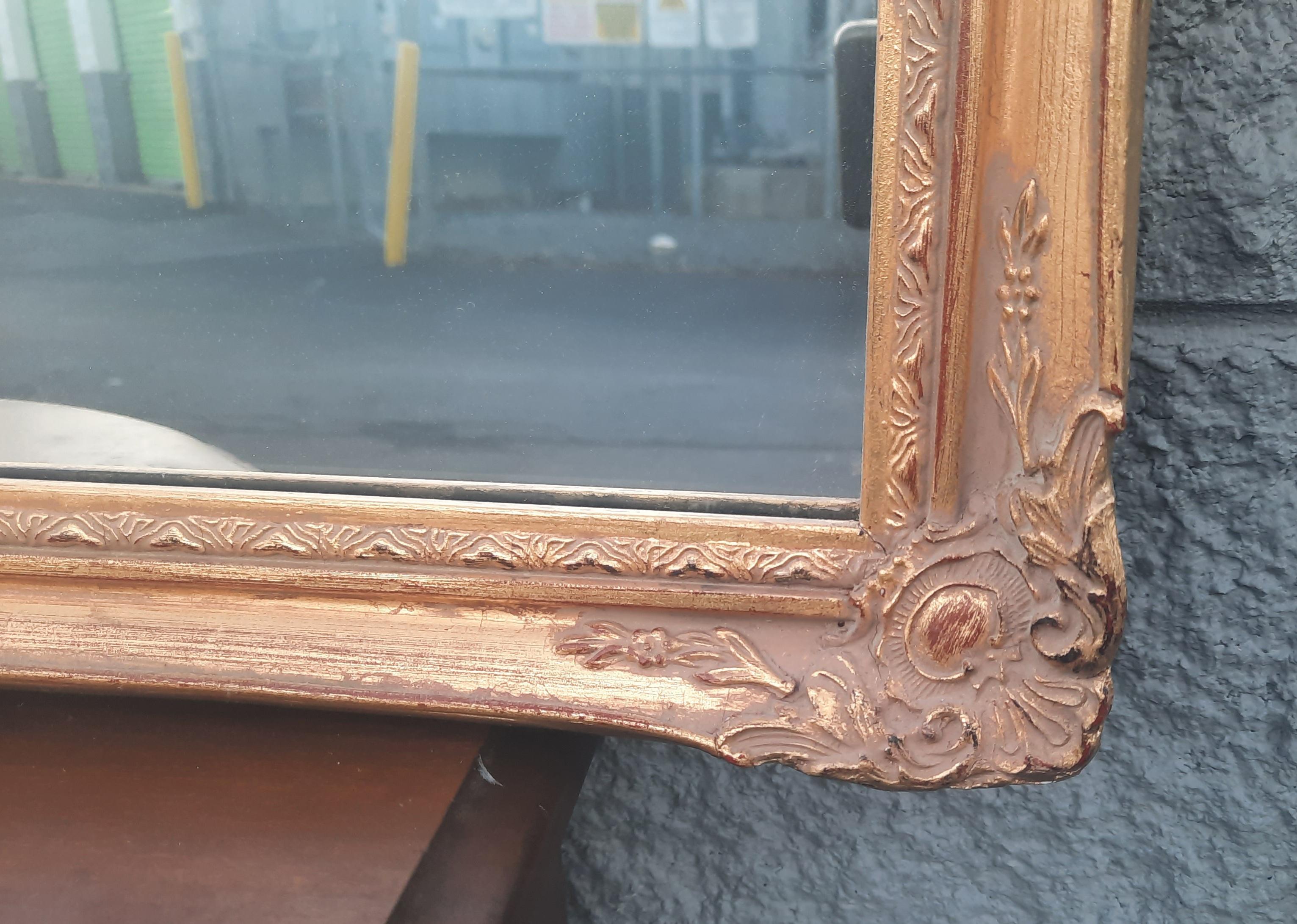 Fait main Miroir français ancien à cadre en bois doré sculpté en vente