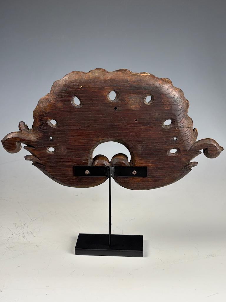 Antique Giltwood Carved Pediment on Stand – Late 18th / Early 19th Century For Sale 5
