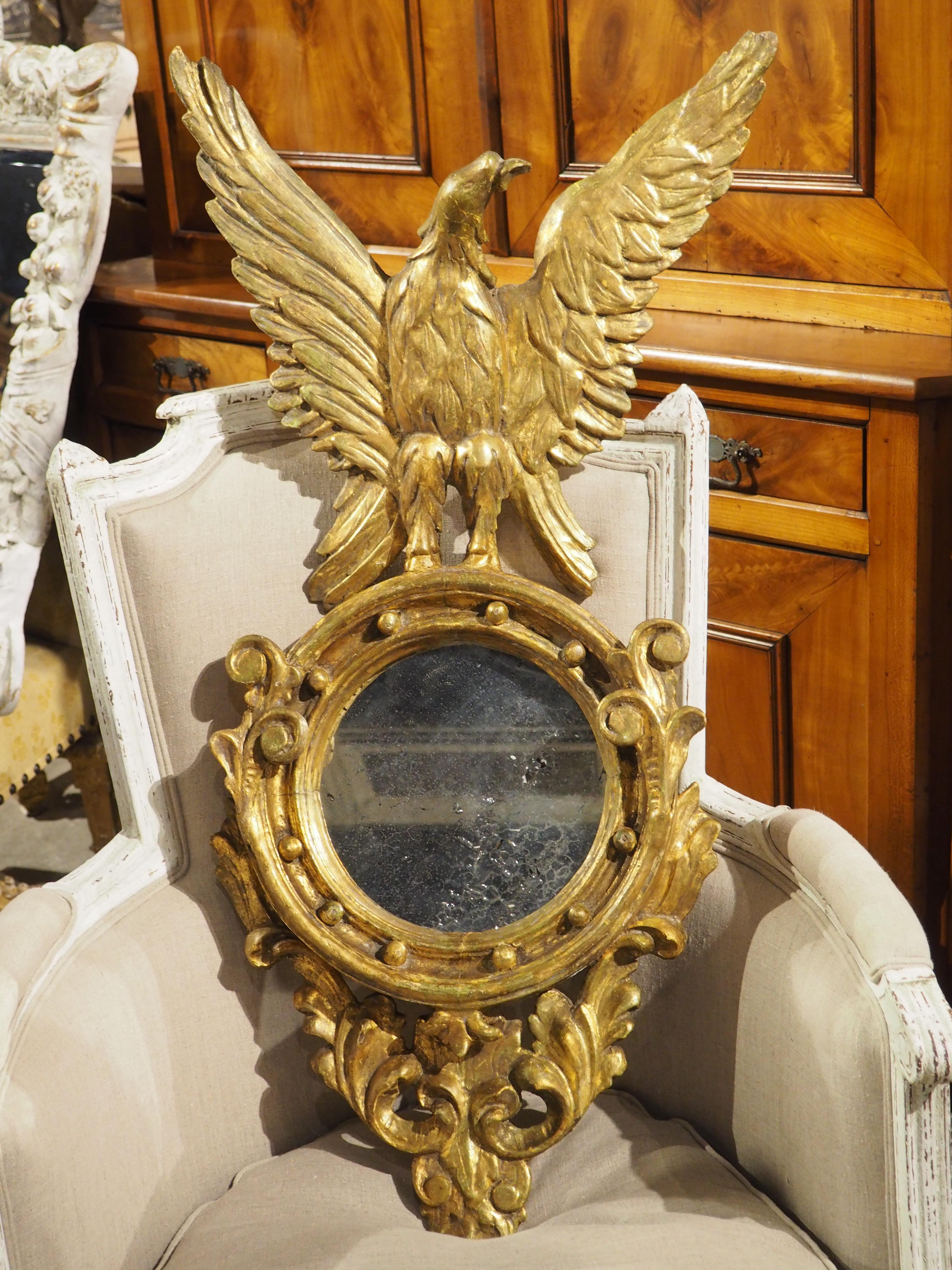 Européen Miroir mural ancien en bois doré avec aigle, vers 1810 en vente