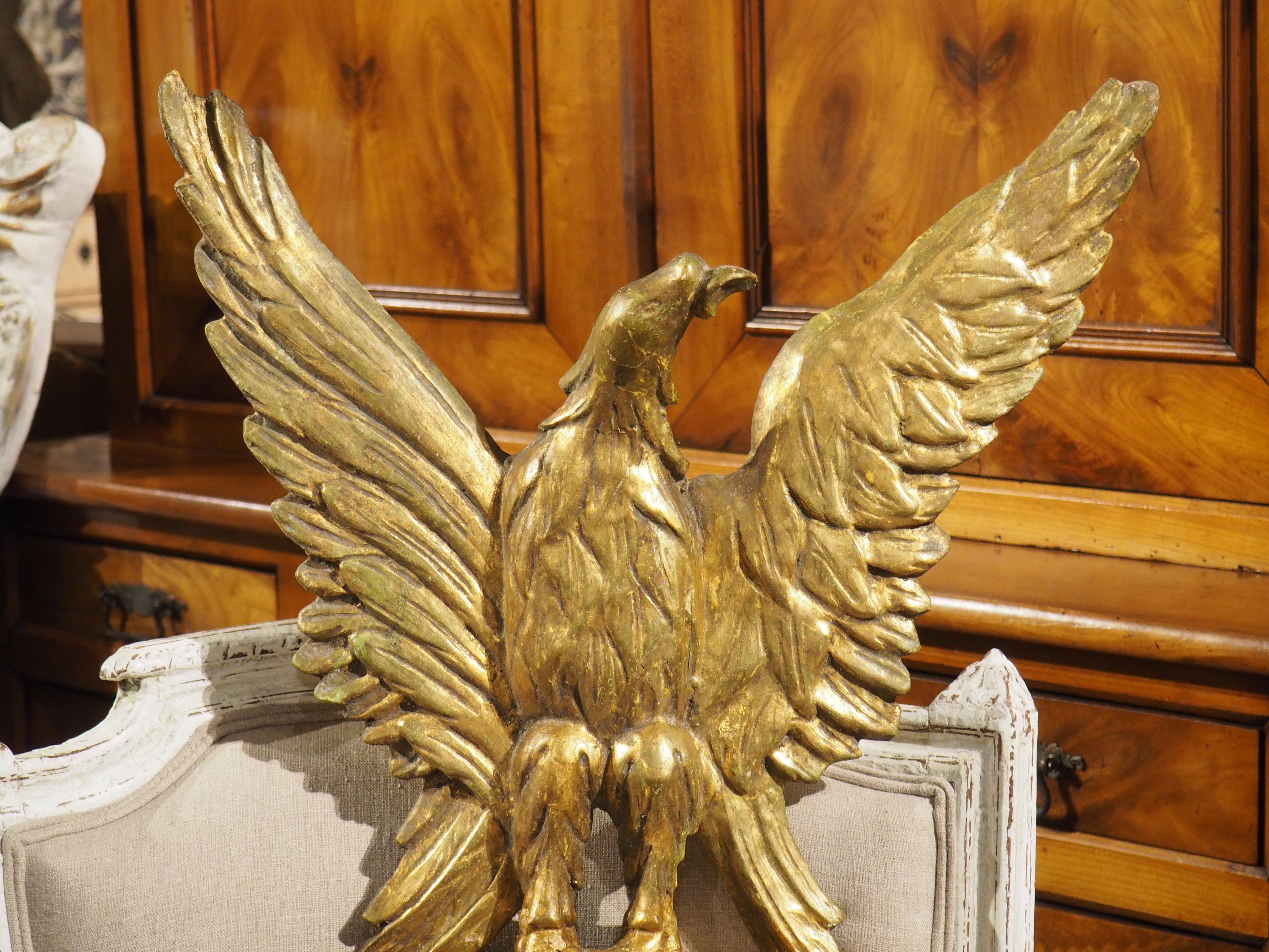 Sculpté à la main Miroir mural ancien en bois doré avec aigle, vers 1810 en vente