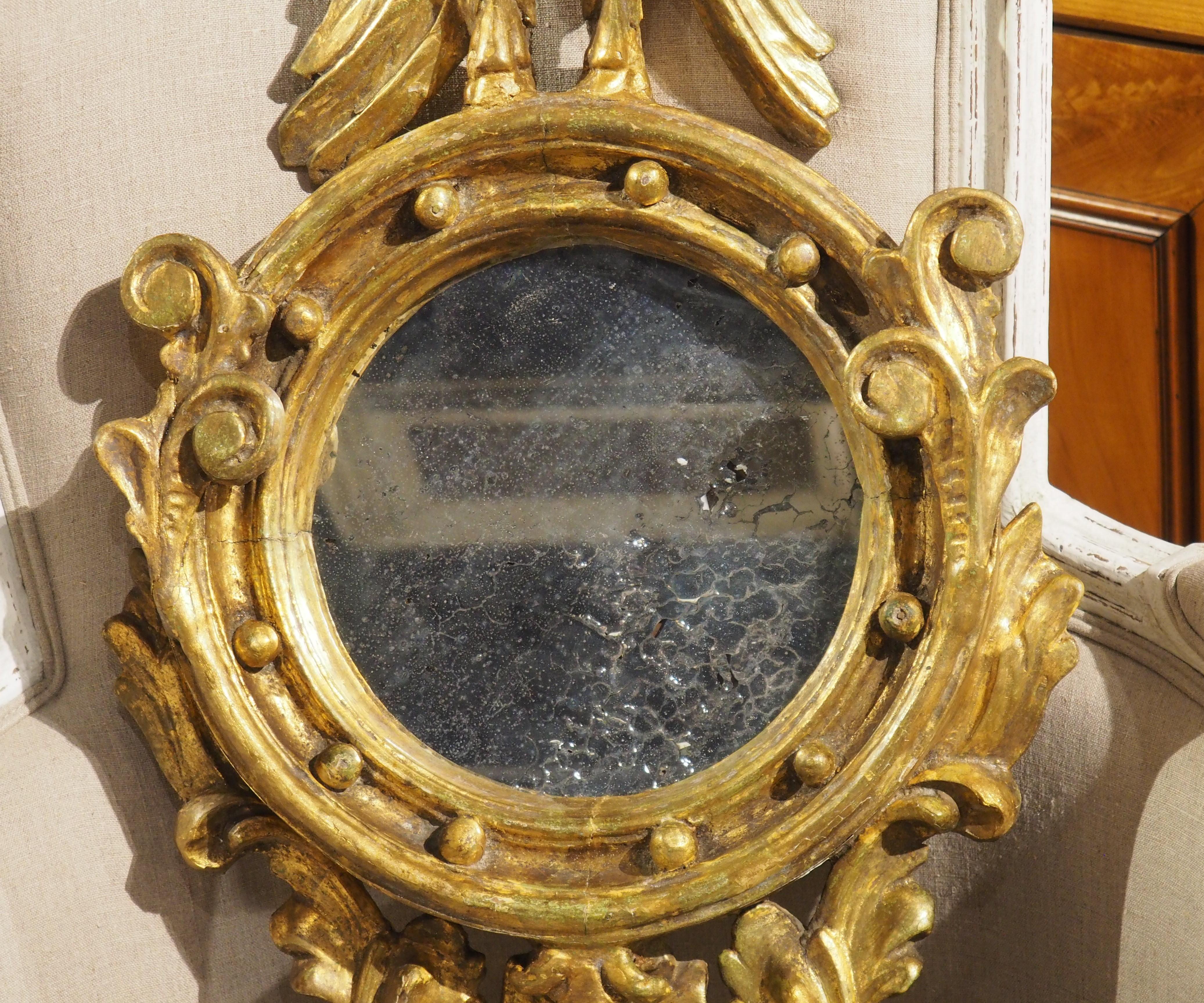 Miroir mural ancien en bois doré avec aigle, vers 1810 Bon état - En vente à Dallas, TX