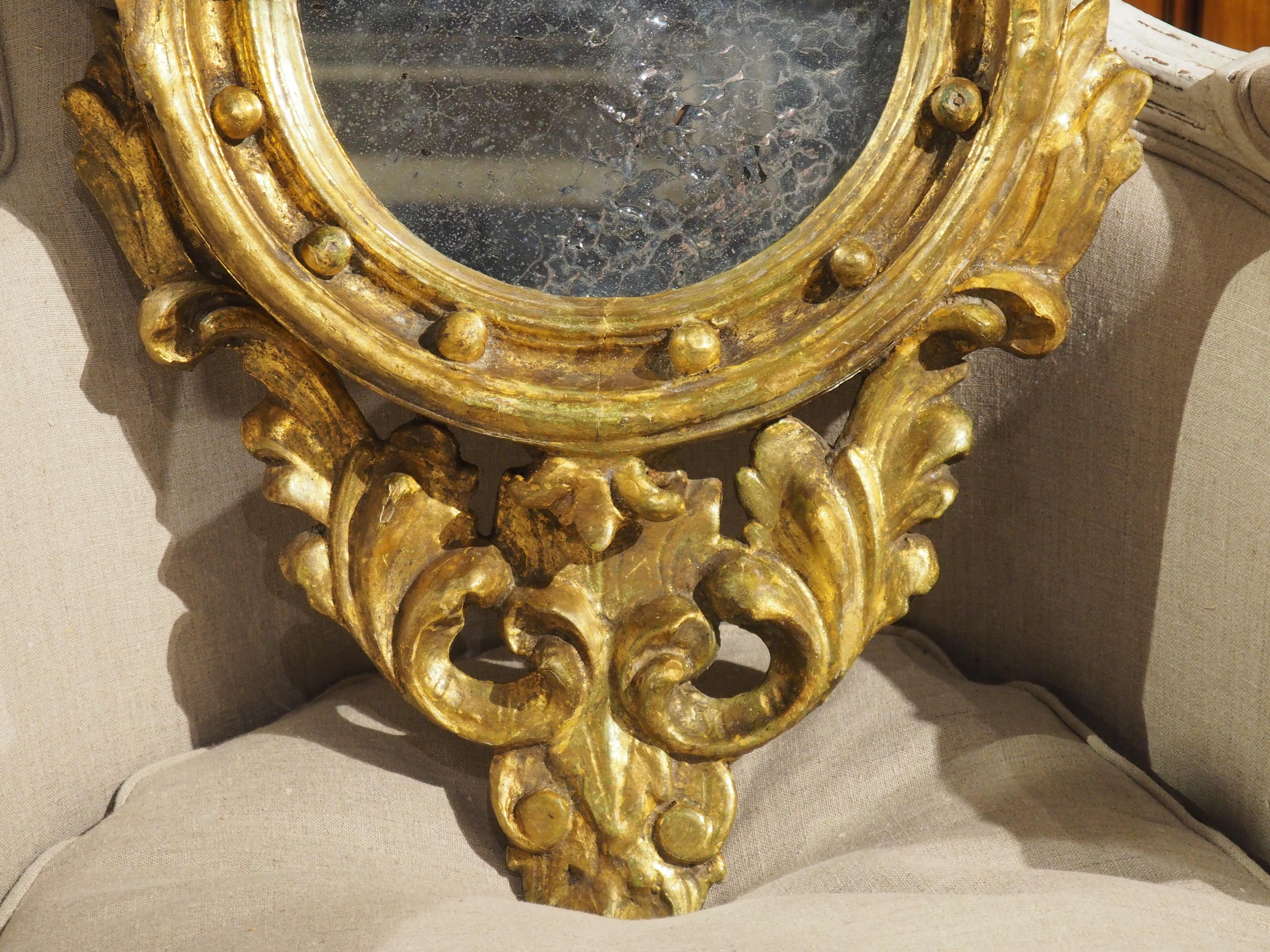 XIXe siècle Miroir mural ancien en bois doré avec aigle, vers 1810 en vente
