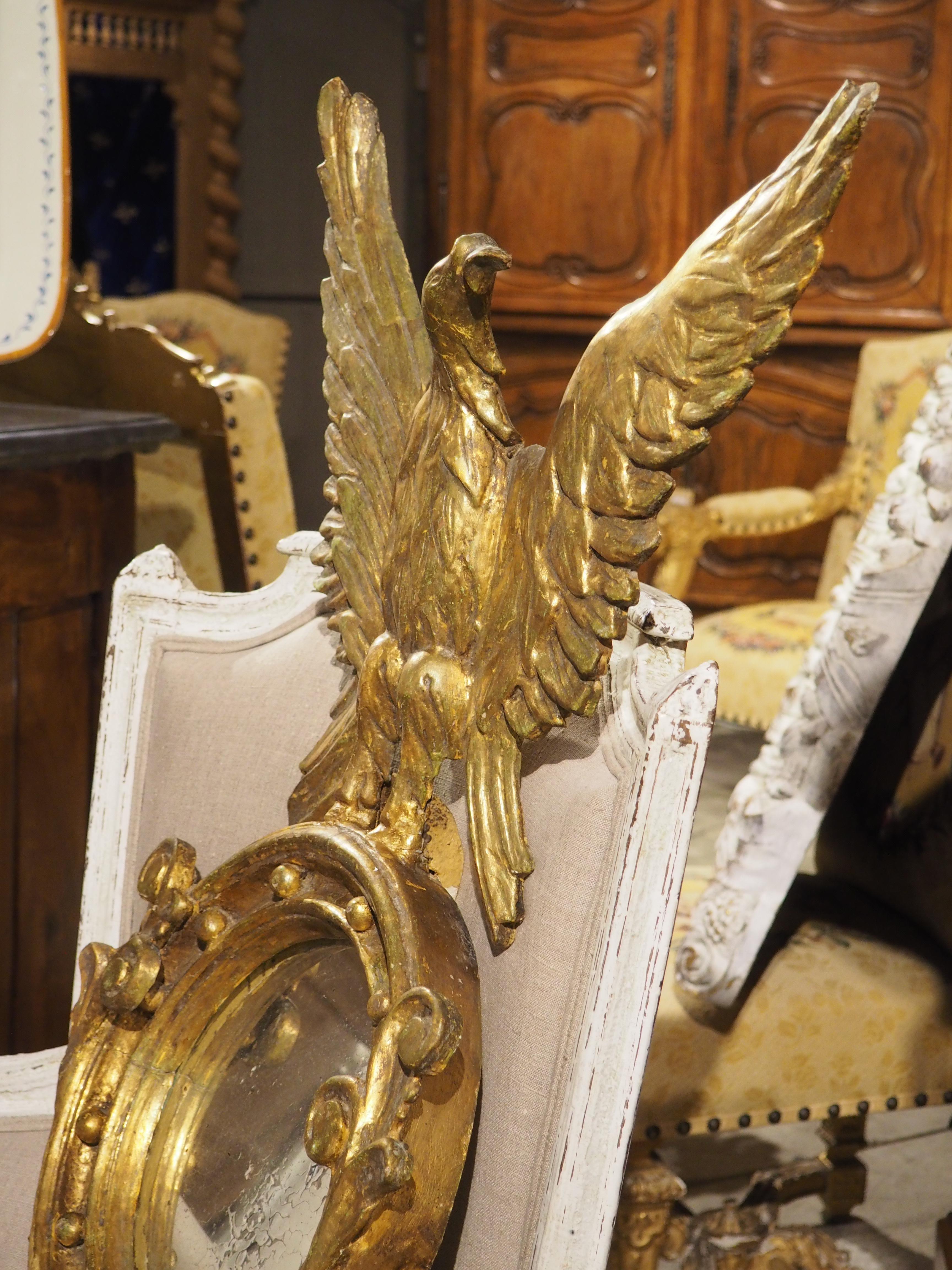 Verre Miroir mural ancien en bois doré avec aigle, vers 1810 en vente