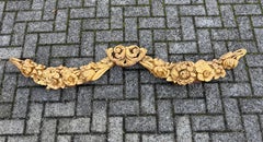 Adorno de pared antiguo de madera dorada con guirnalda floral, 63,7" — Talla arquitectónica para encima de la puerta