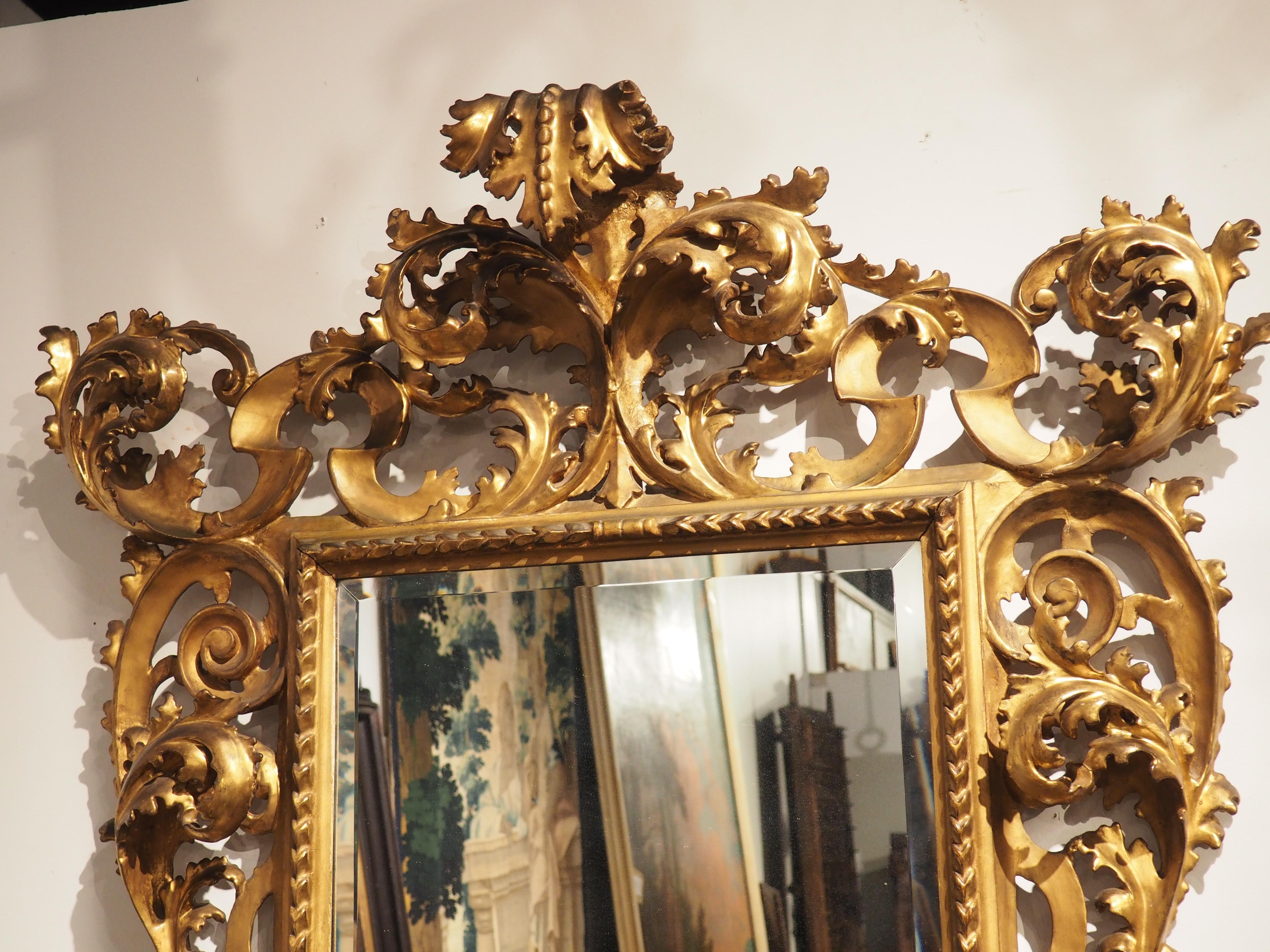 Antiker Florentiner Spiegel aus Giltwood, um 1850 (Mittleres 19. Jahrhundert) im Angebot