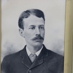 Antiguo retrato al carboncillo sobre papel de lino enmarcado en madera dorada firmado Budd c1885