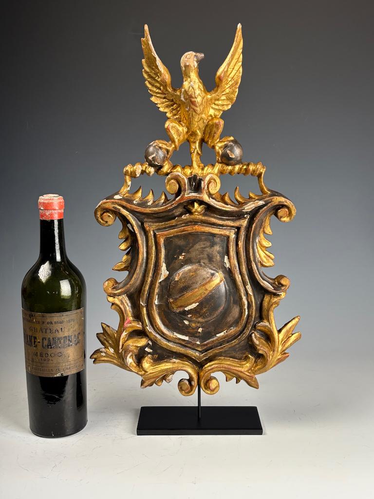 Antique Giltwood & Gesso Coat of Arms with Eagle – Hand-Carved Decorative Crest In Good Condition For Sale In Lincoln, GB