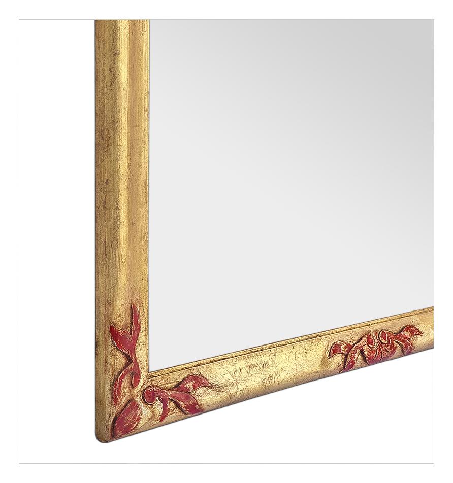 Miroir ancien en bois doré orné de bois sculpté de couleur rouge, vers 1930 Bon état - En vente à Paris, FR