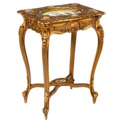 Table ancienne en bois doré avec des plaques raffinées de porcelaine viennoise estampillée.