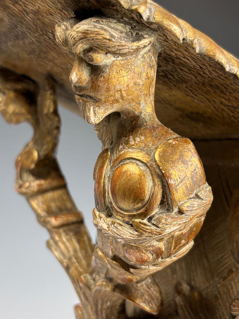 Antico supporto da parete in legno dorato con grifoni - Rinascimento in vendita 4