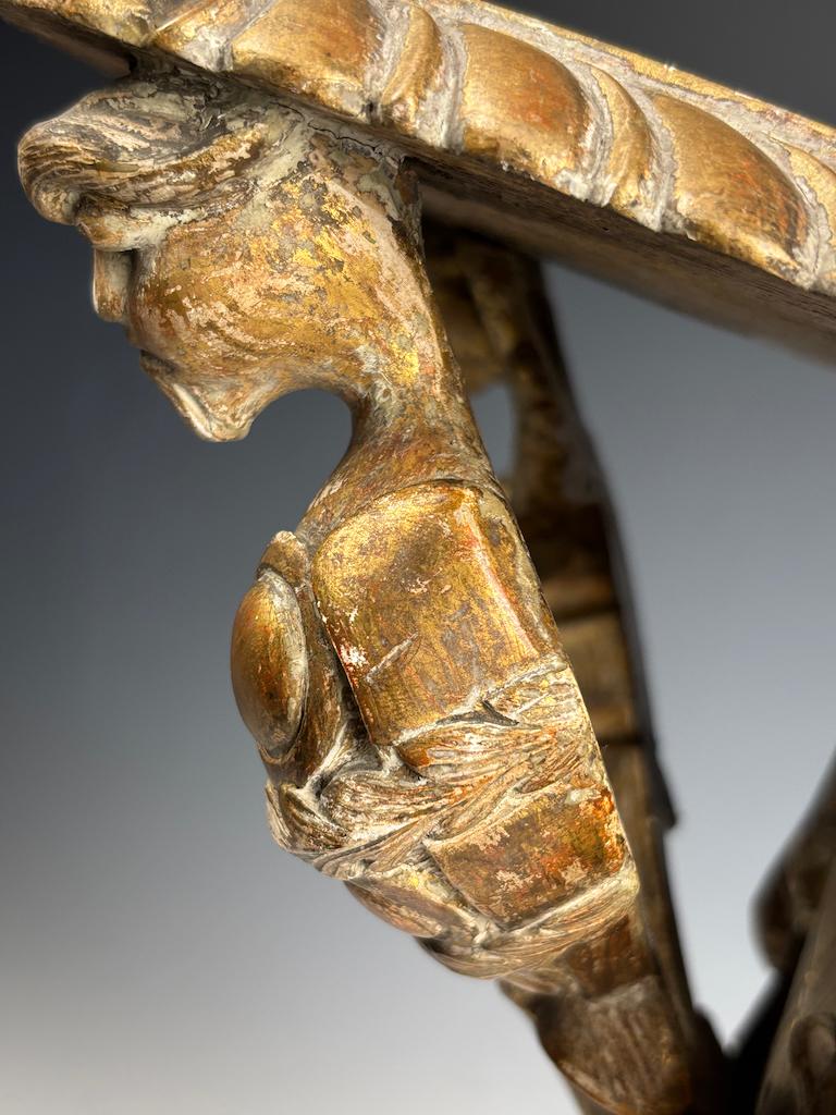 Antico supporto da parete in legno dorato con grifoni - Rinascimento in vendita 5
