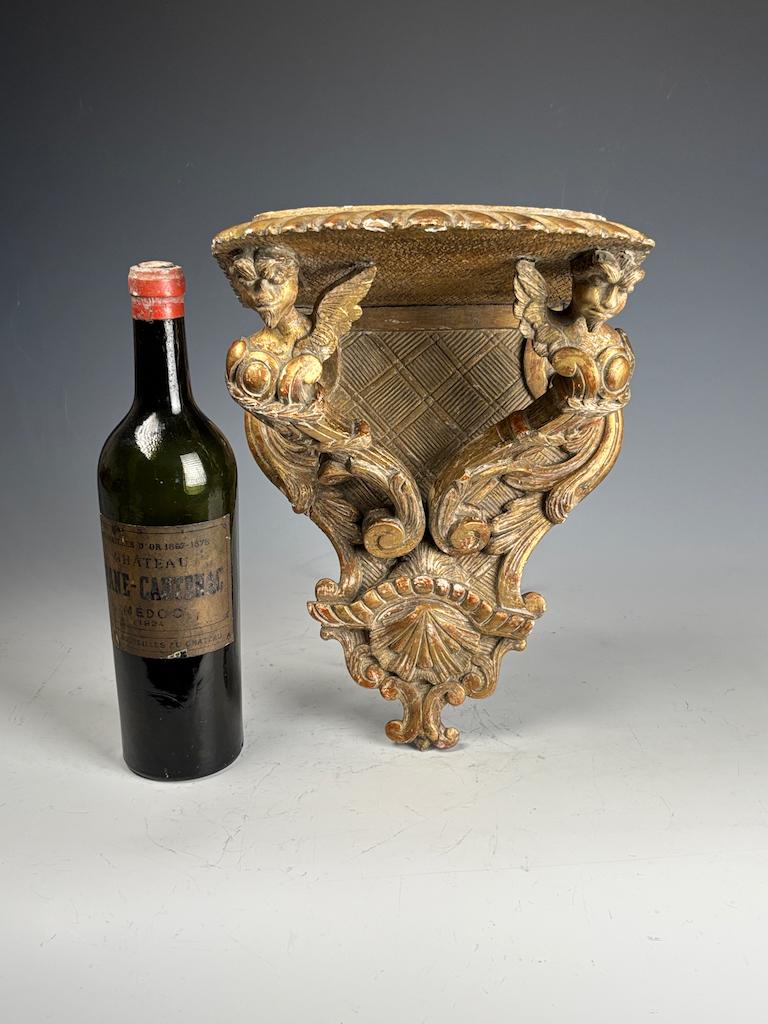 Neorinascimentale Antico supporto da parete in legno dorato con grifoni - Rinascimento in vendita