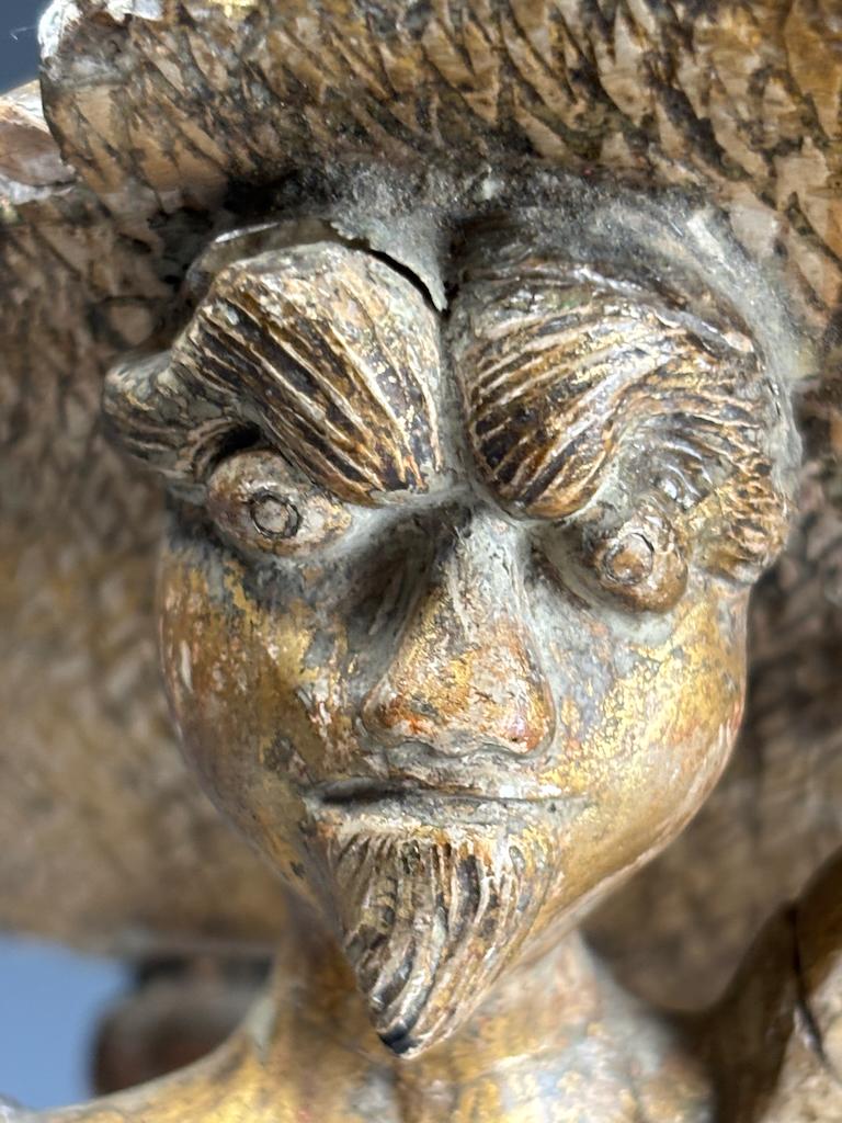 XIX secolo Antico supporto da parete in legno dorato con grifoni - Rinascimento in vendita