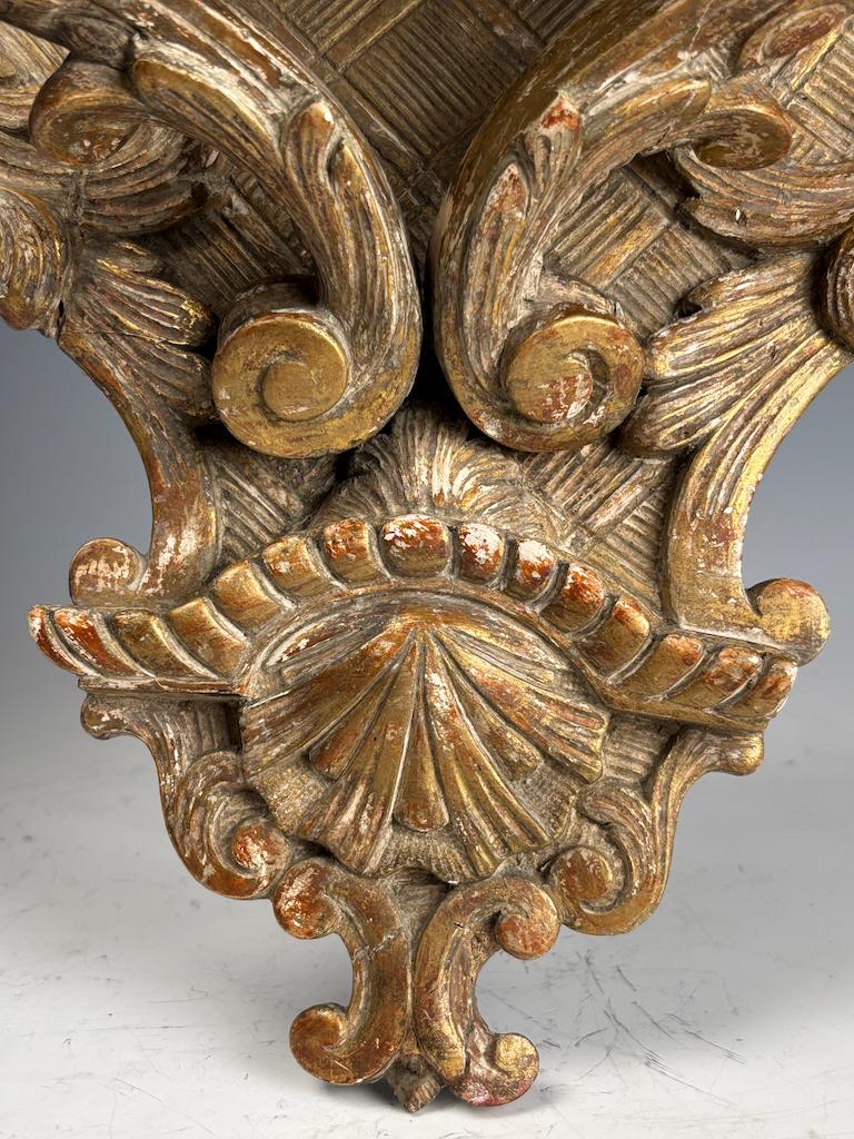Antico supporto da parete in legno dorato con grifoni - Rinascimento in vendita 1