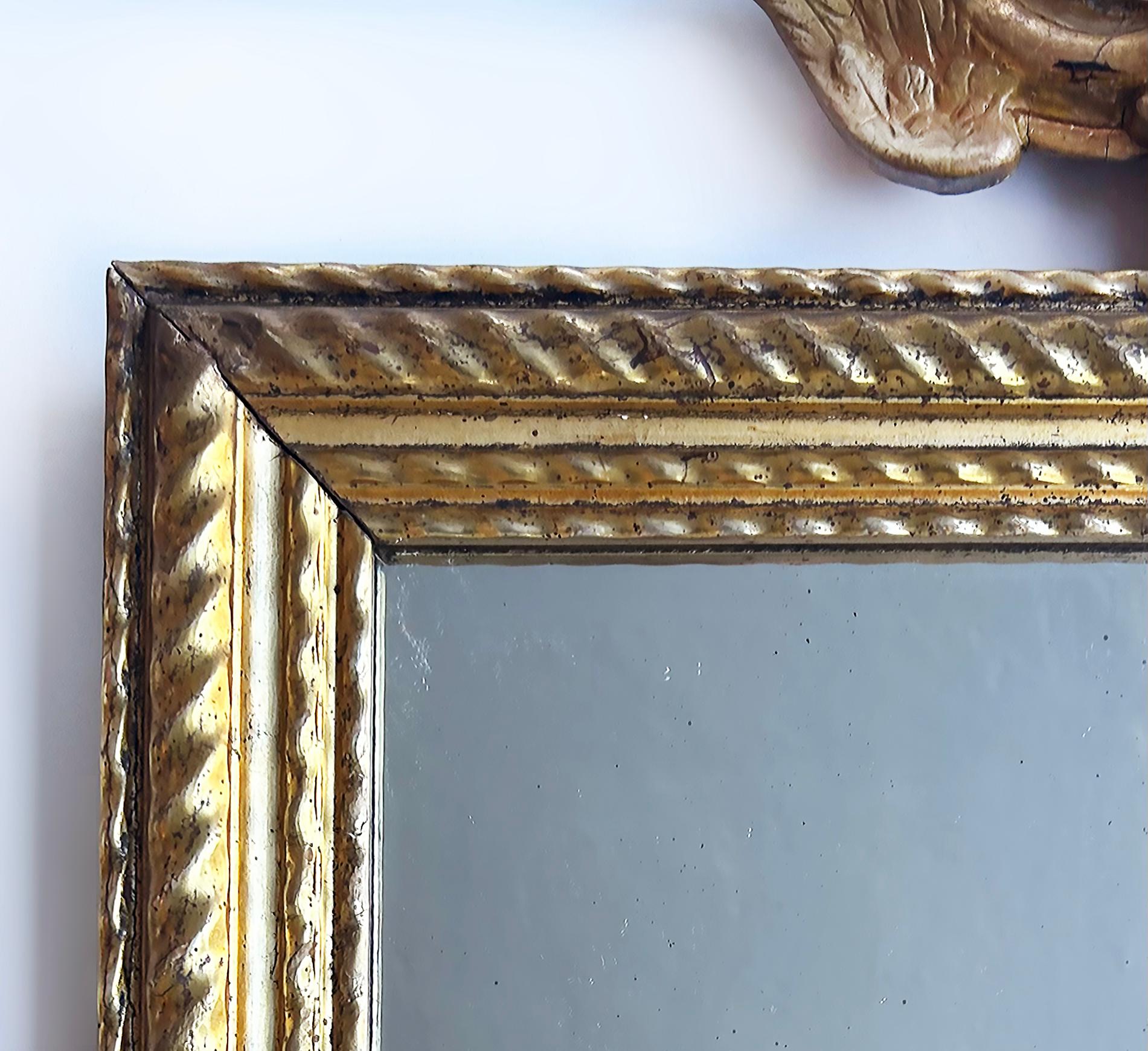 Espejo de Pared Antiguo de Madera Dorada, Corona de Concha Tallada, Base con Pata Peluda

Se ofrece a la venta un espejo antiguo de madera dorada enmarcado con ornamentación de corona de concha cavada y dos patas de garra peluda. El espejo en sí es