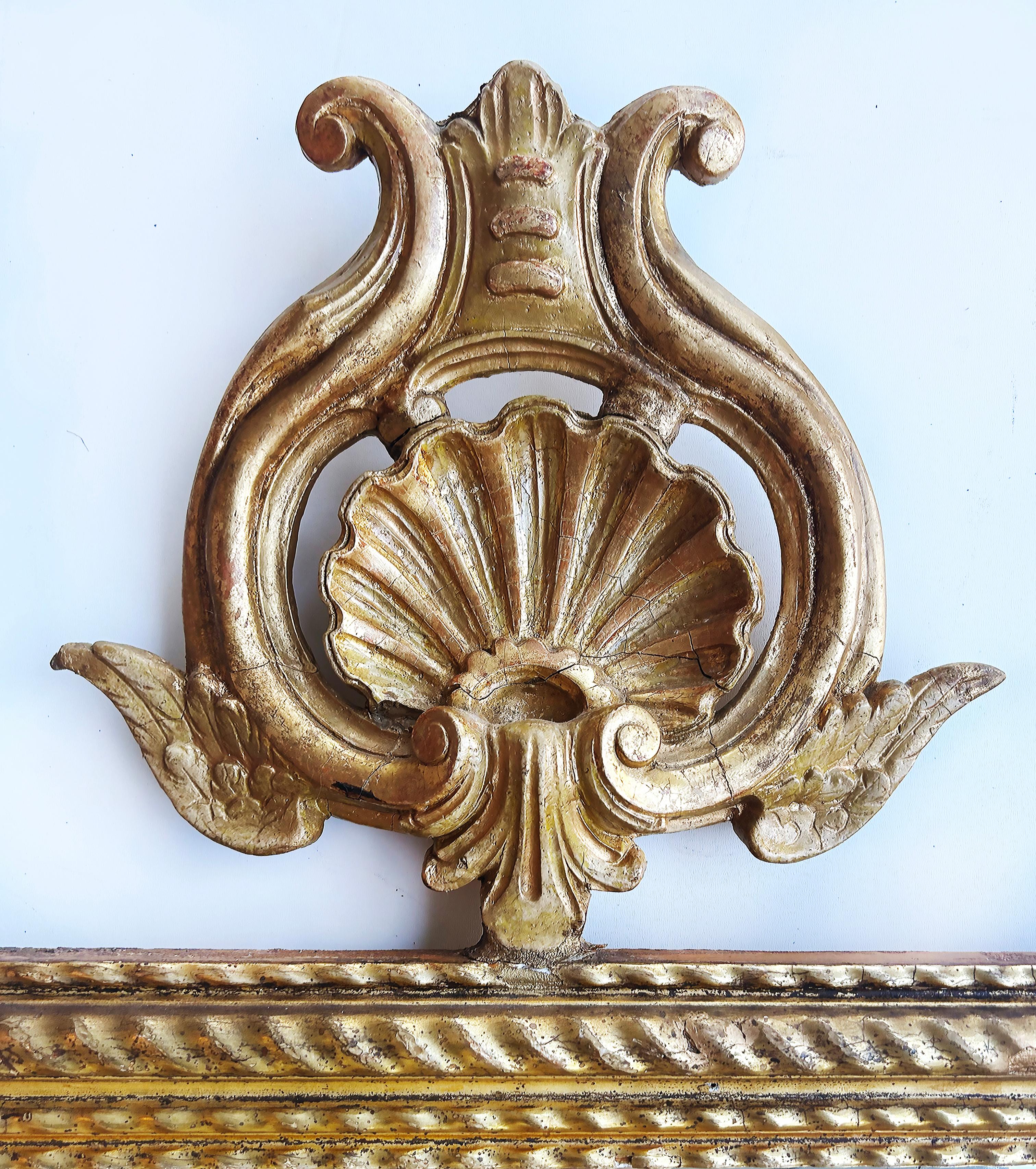Espejo de Pared Antiguo de Madera Dorada, Corona de Concha Tallada, Base con Pata Peluda en Bueno estado para la venta en Miami, FL