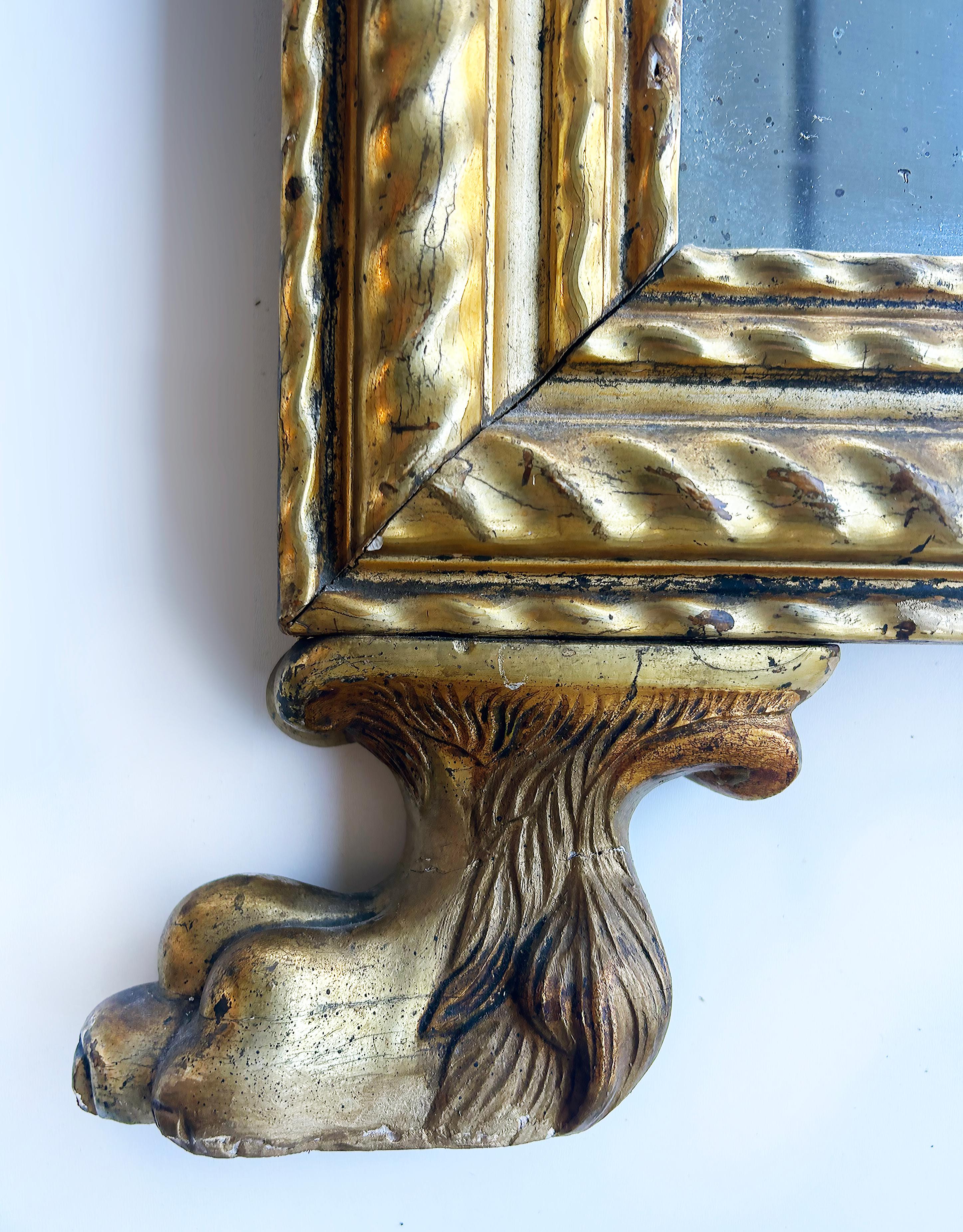 Espejo de Pared Antiguo de Madera Dorada, Corona de Concha Tallada, Base con Pata Peluda siglo XX en venta