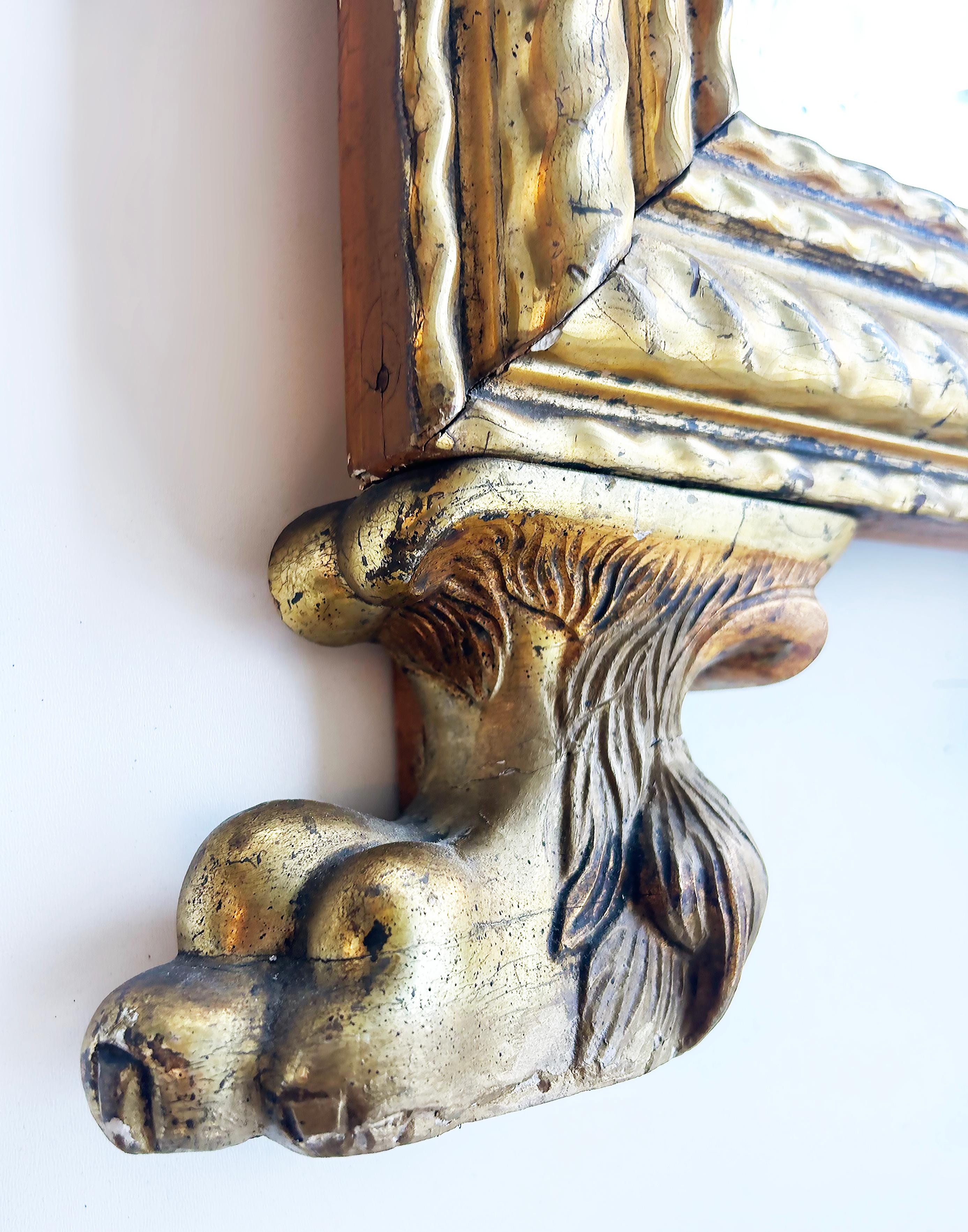 Espejo de Pared Antiguo de Madera Dorada, Corona de Concha Tallada, Base con Pata Peluda Metal en venta