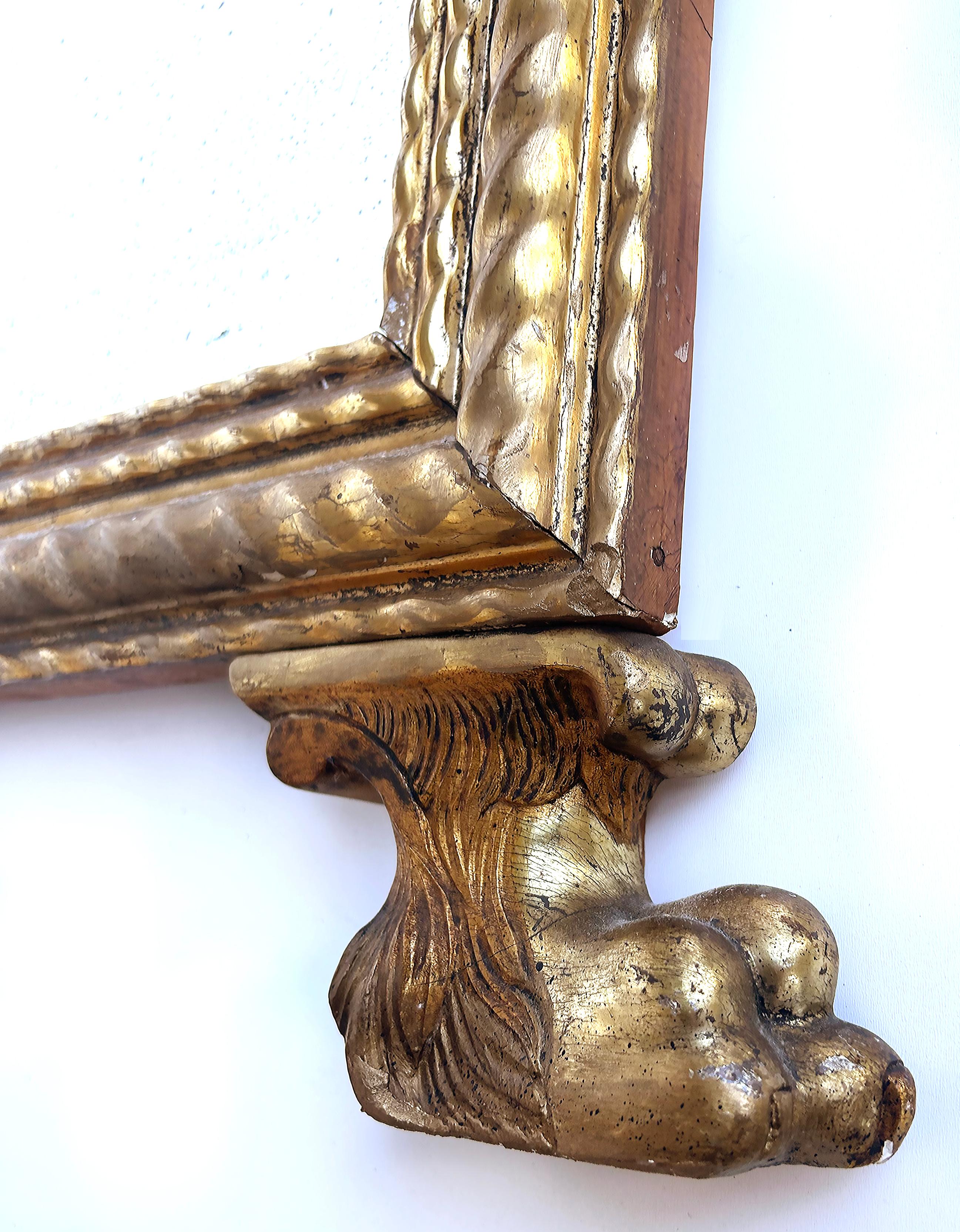 Espejo de Pared Antiguo de Madera Dorada, Corona de Concha Tallada, Base con Pata Peluda en venta 1