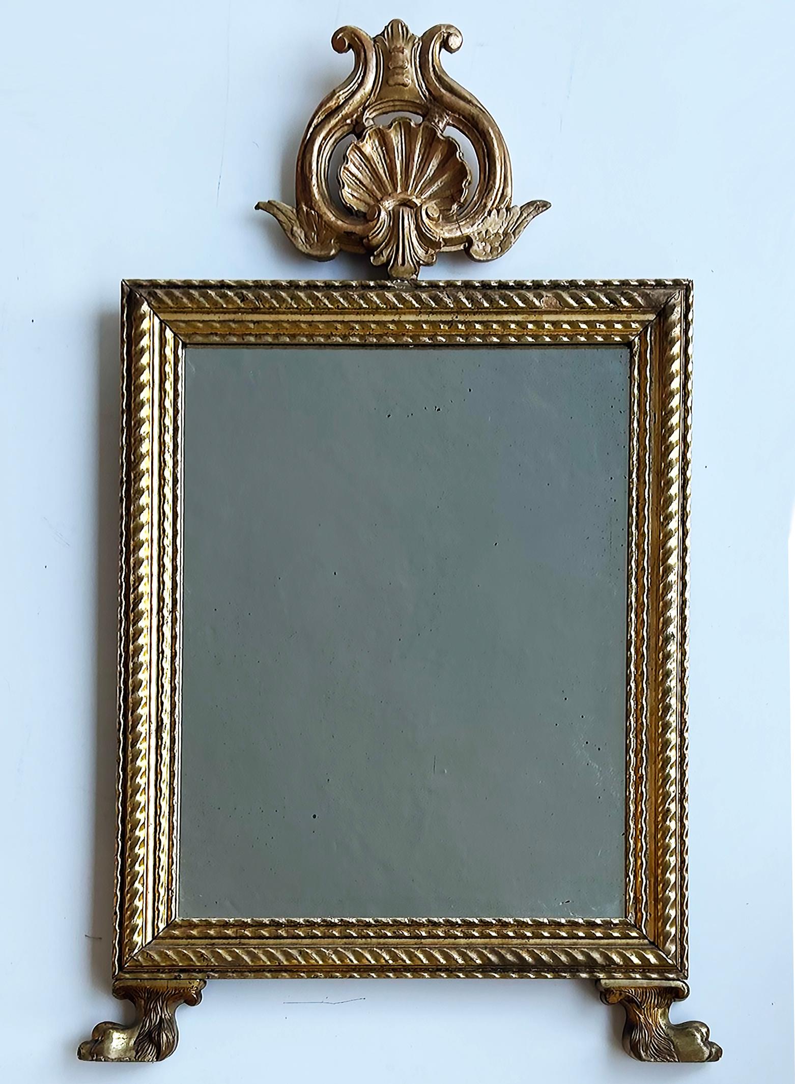 Espejo de Pared Antiguo de Madera Dorada, Corona de Concha Tallada, Base con Pata Peluda en venta 2