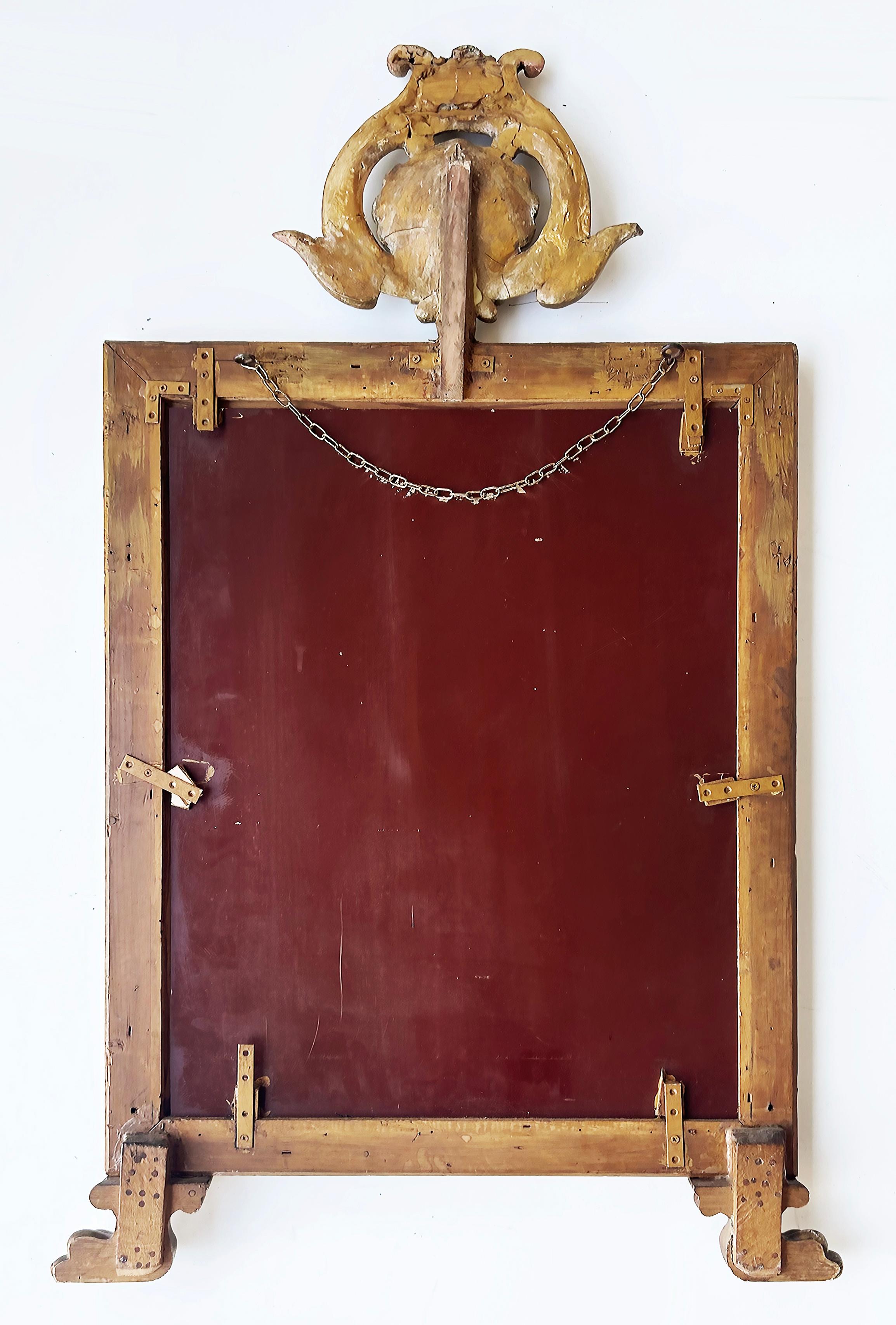 Espejo de Pared Antiguo de Madera Dorada, Corona de Concha Tallada, Base con Pata Peluda en venta 3