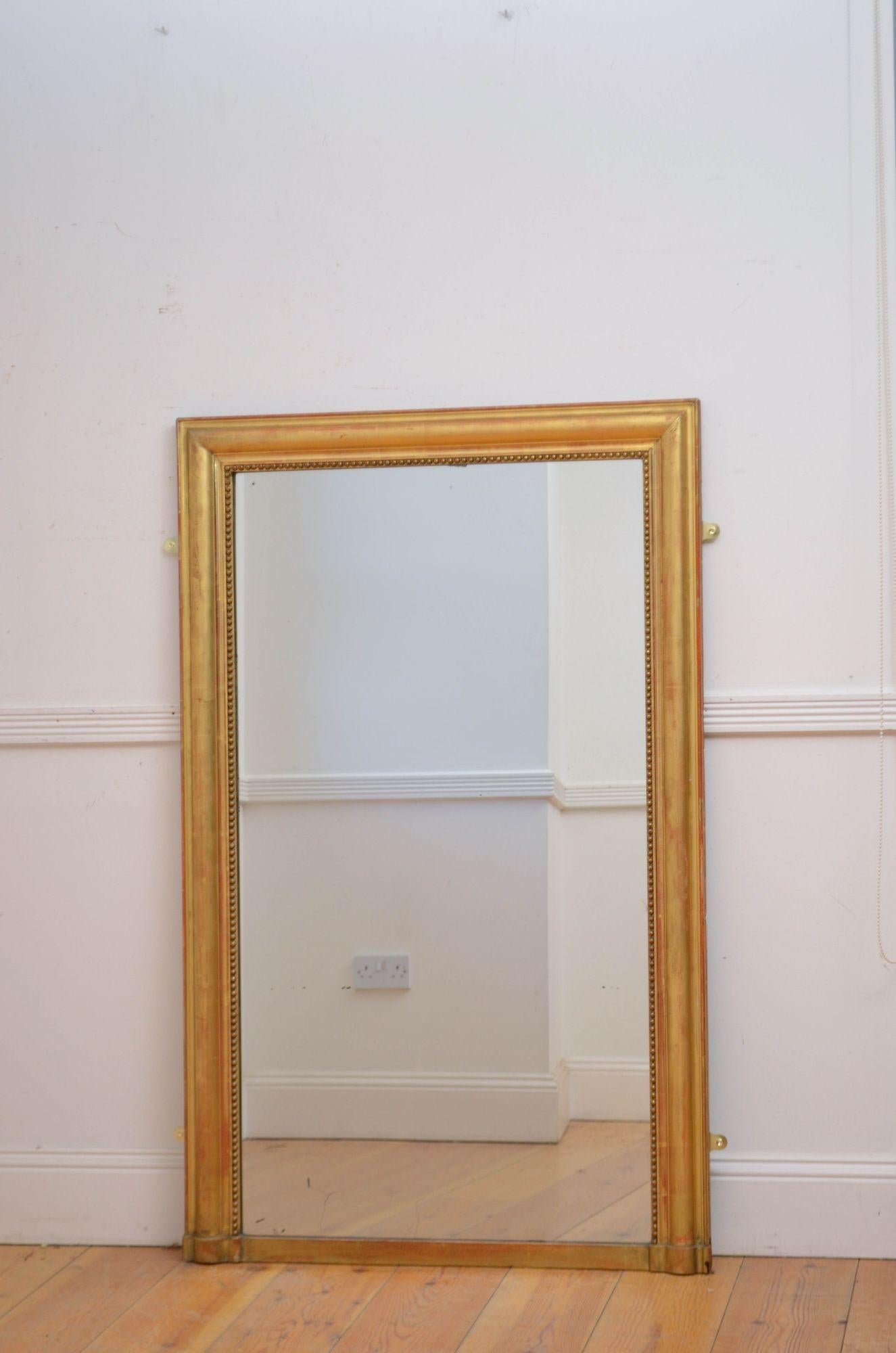 Sn5502 simple et élégant miroir mural doré français, avec verre d'origine légèrement rongé, dans un cadre en bois doré perlé et mouluré. Ce miroir ancien a conservé son verre et sa dorure d'origine, le dos a été remplacé, le tout en état de marche.