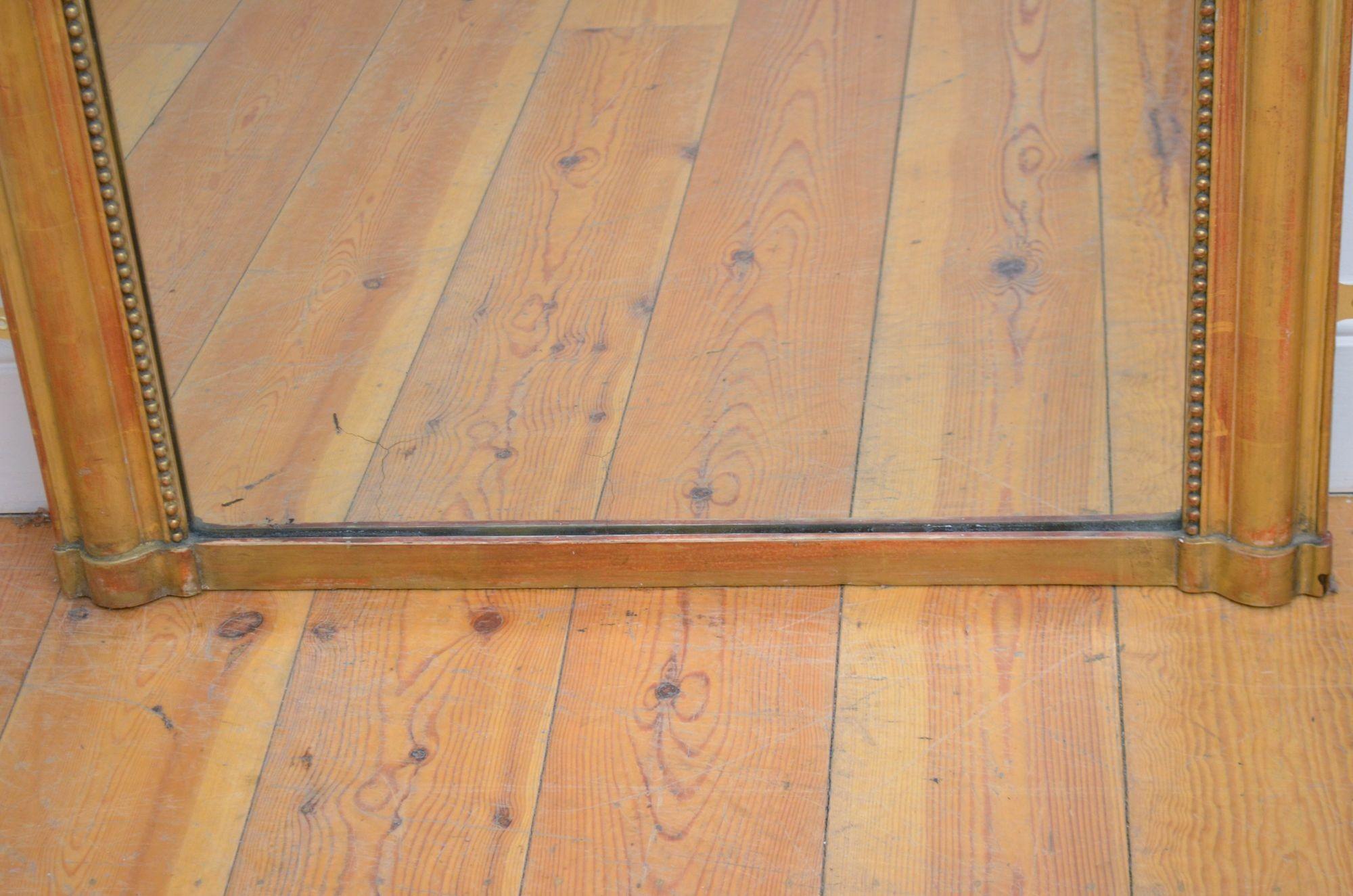 Français Miroir mural ancien en bois doré, H141 cm en vente