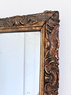 Espejo de pared antiguo de madera dorada
