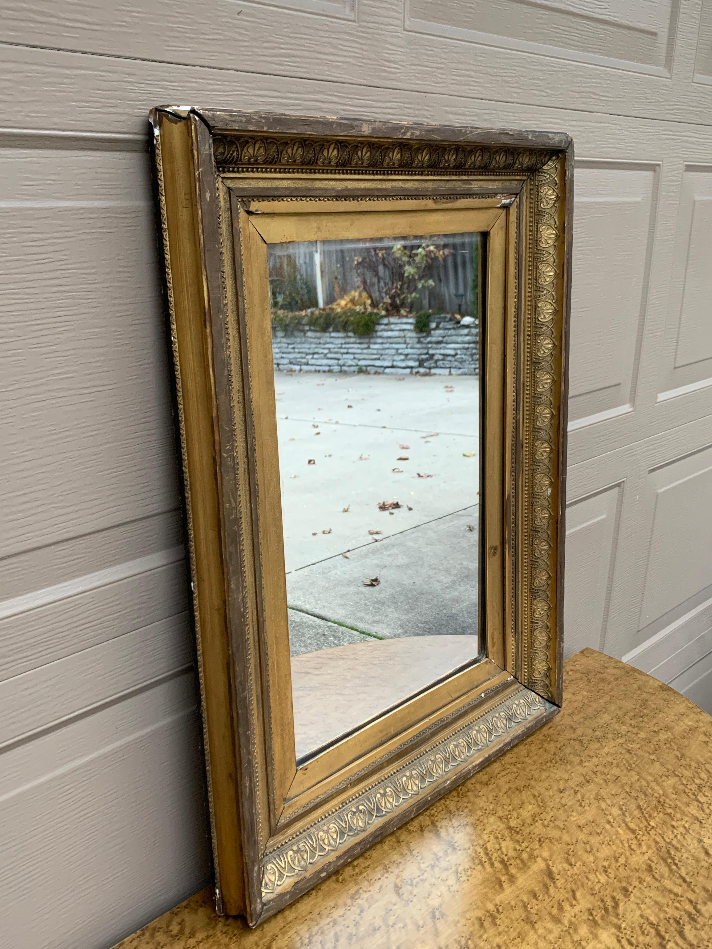 Uno splendido specchio d'epoca vittoriano con cornice in legno dorato 

Stati Uniti, circa fine XIX secolo

Misure: 22,5