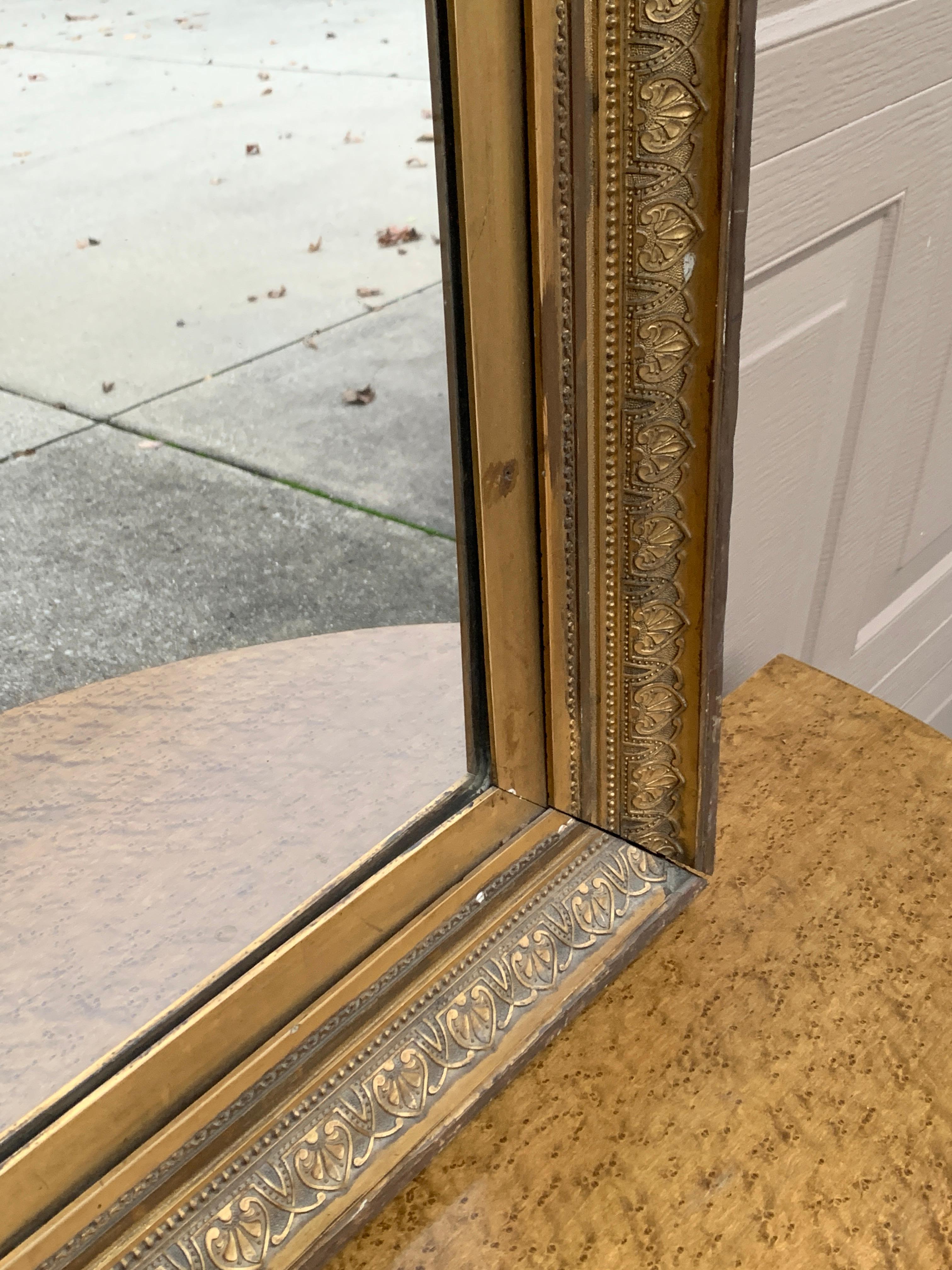 Specchio da parete in legno dorato, fine XIX secolo In condizioni buone in vendita a Elkhart, IN